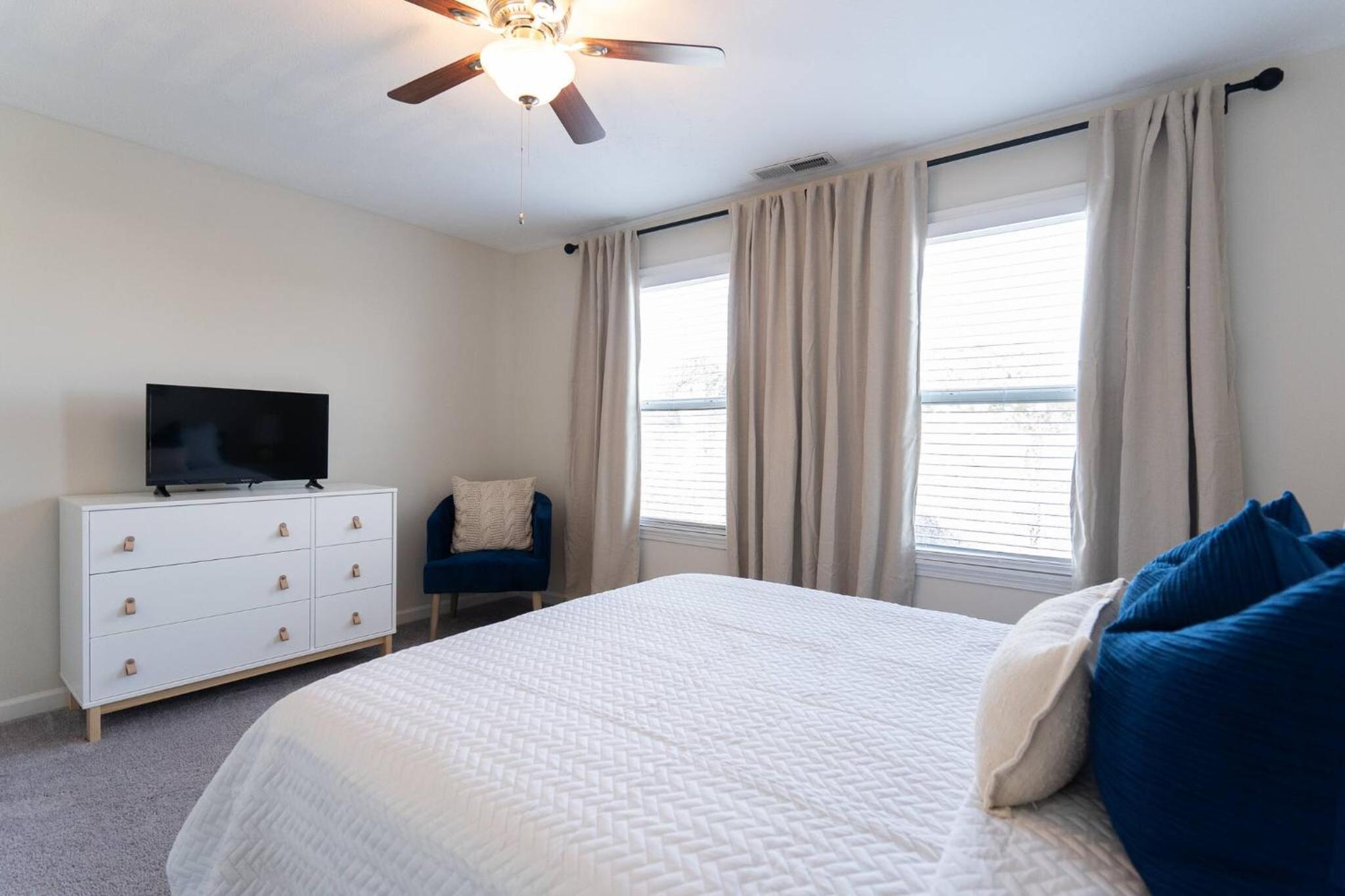 Capitol House - 3 Bed 1 Full and 1 Half Bath, Pet Friendly with Hot Tub walk to Lucas Oil Stadium