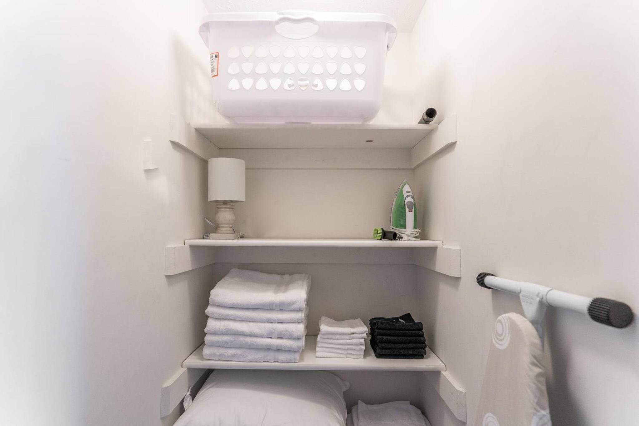 Capitol House - 3 Bed 1 Full and 1 Half Bath, Pet Friendly with Hot Tub walk to Lucas Oil Stadium