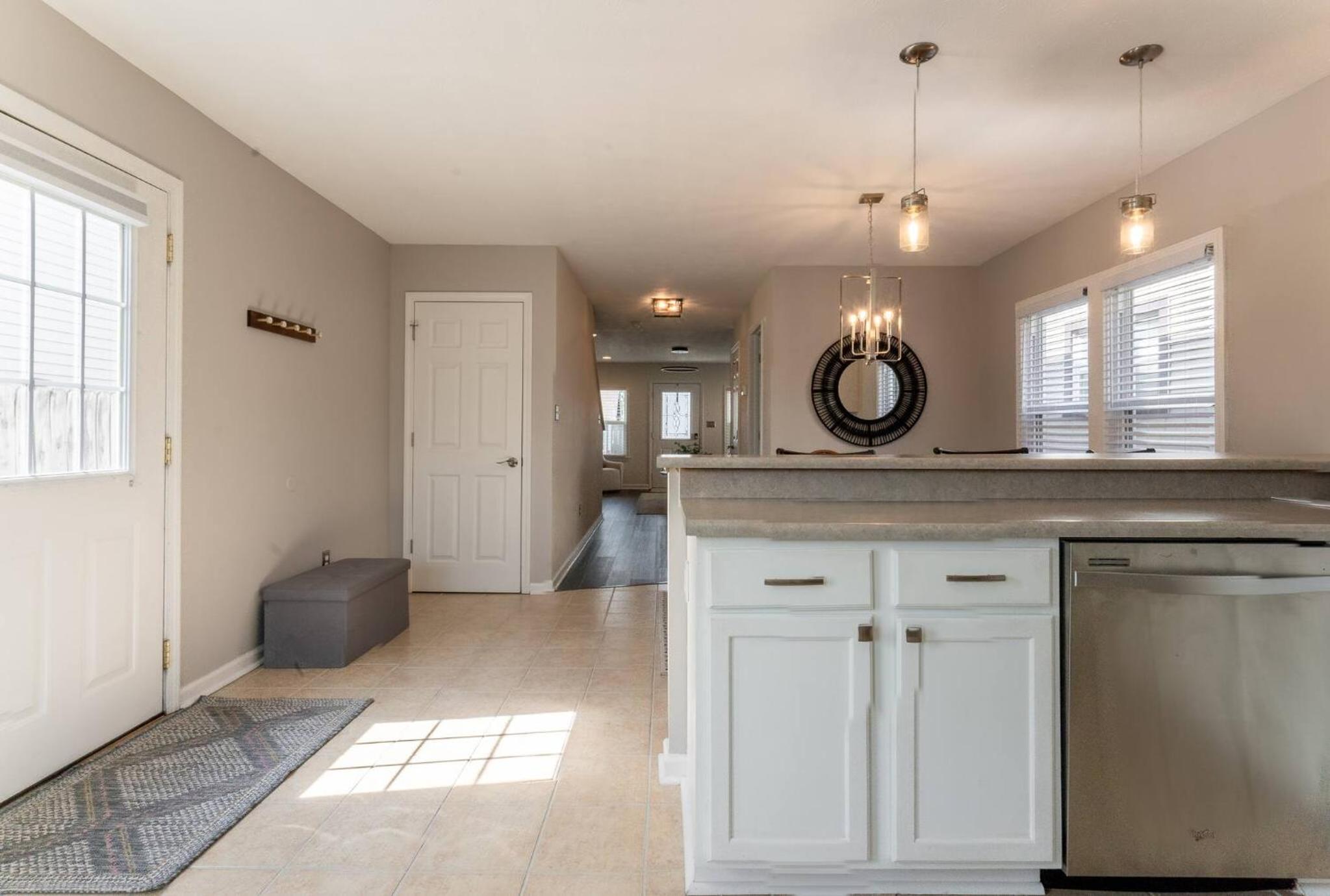 Capitol House - 3 Bed 1 Full and 1 Half Bath, Pet Friendly with Hot Tub walk to Lucas Oil Stadium