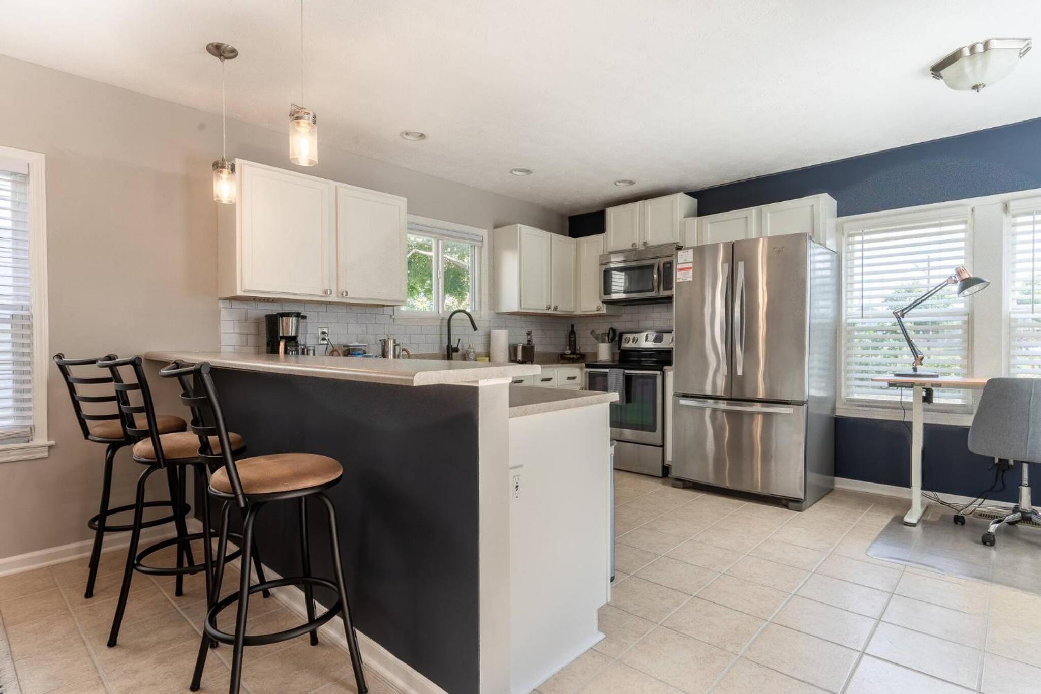 Capitol House - 3 Bed 1 Full and 1 Half Bath, Pet Friendly with Hot Tub walk to Lucas Oil Stadium