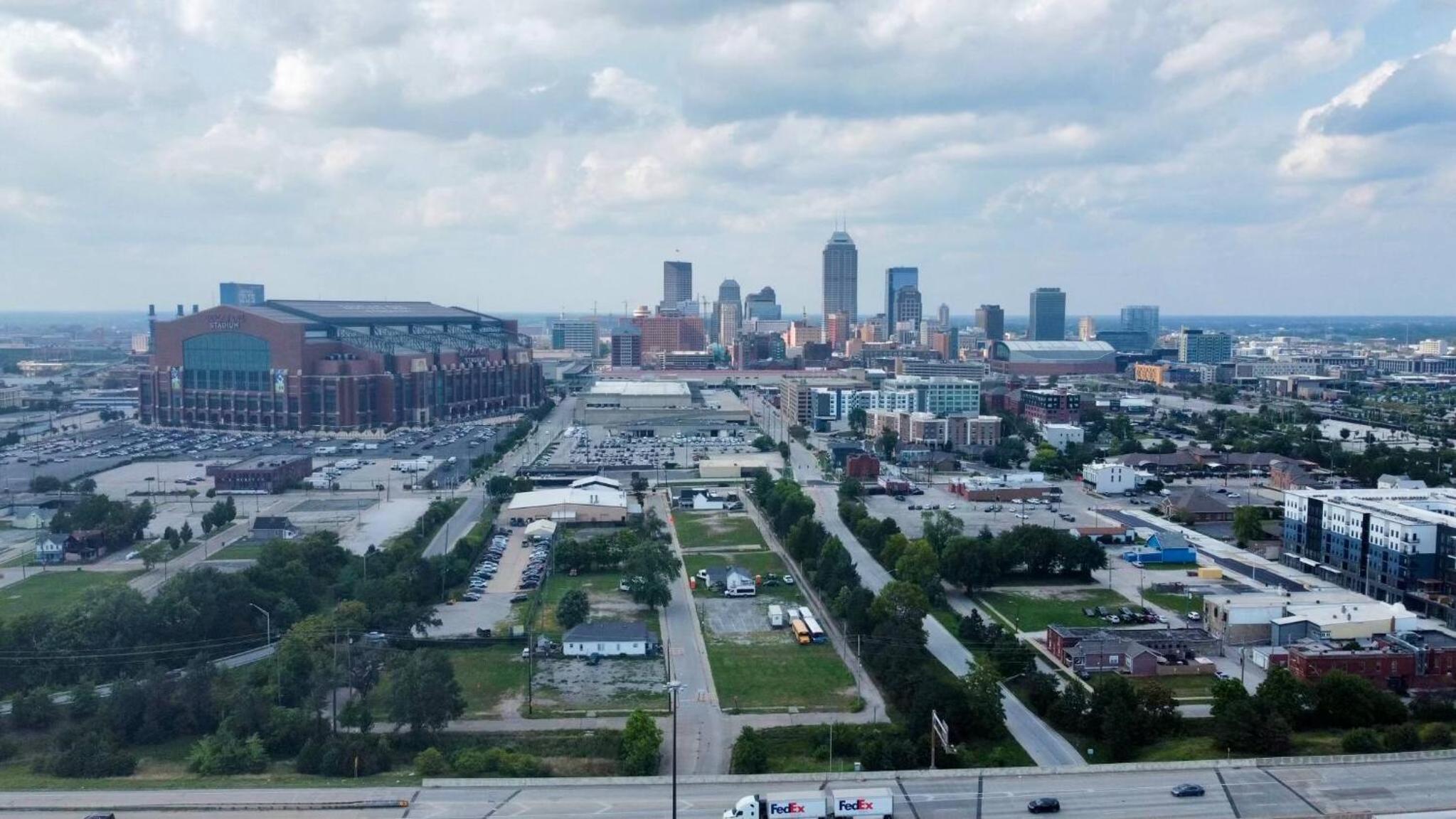 Capitol House - 3 Bed 1 Full and 1 Half Bath, Pet Friendly with Hot Tub walk to Lucas Oil Stadium