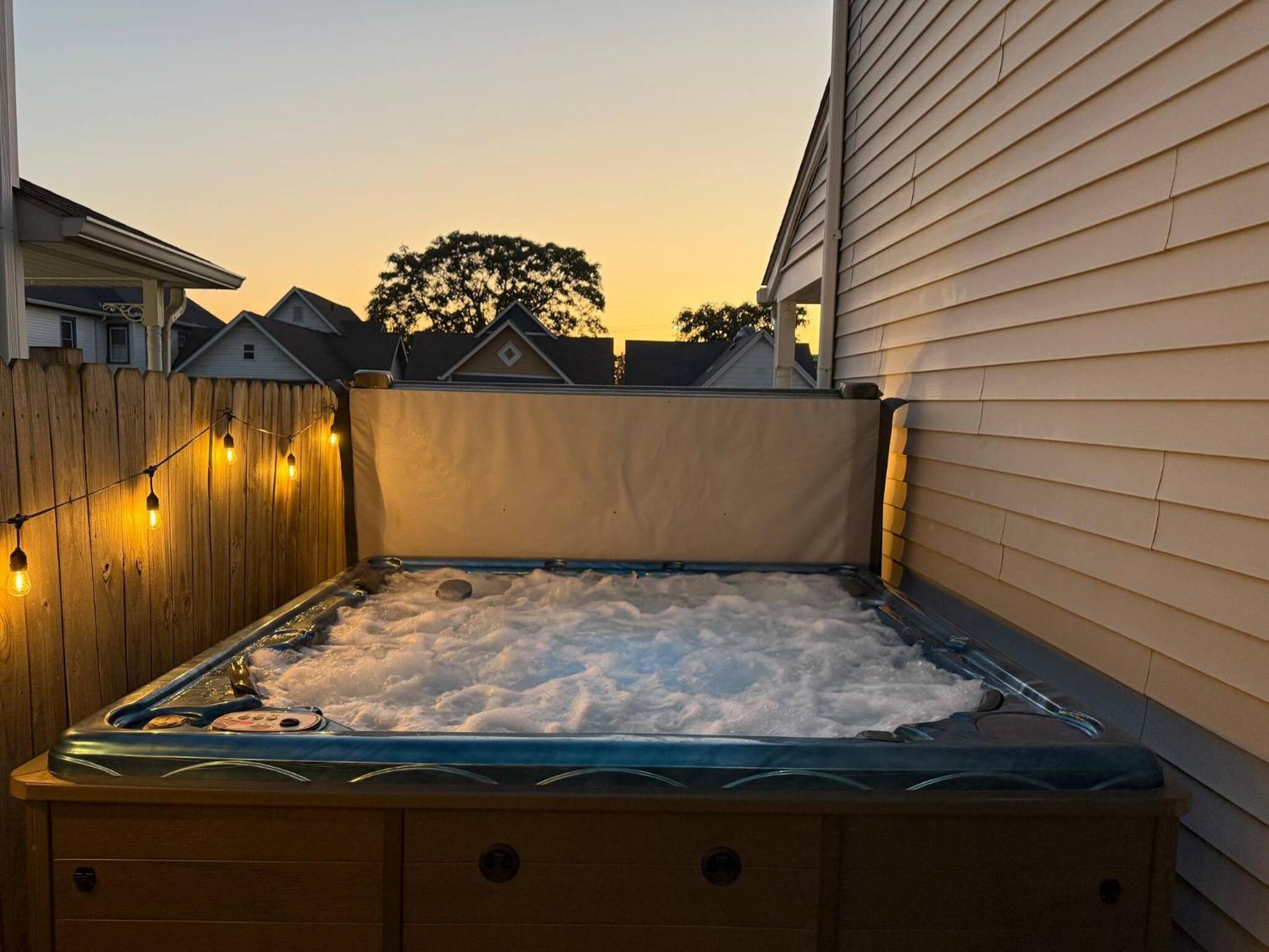 Capitol House - 3 Bed 1 Full and 1 Half Bath, Pet Friendly with Hot Tub walk to Lucas Oil Stadium