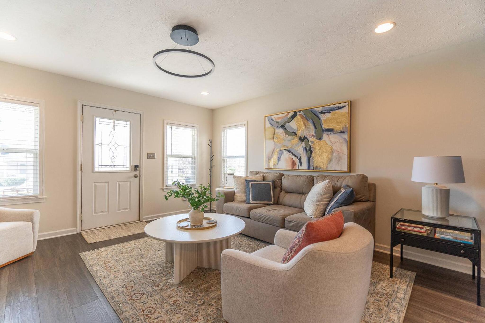 Capitol House - 3 Bed 1 Full and 1 Half Bath, Pet Friendly with Hot Tub walk to Lucas Oil Stadium