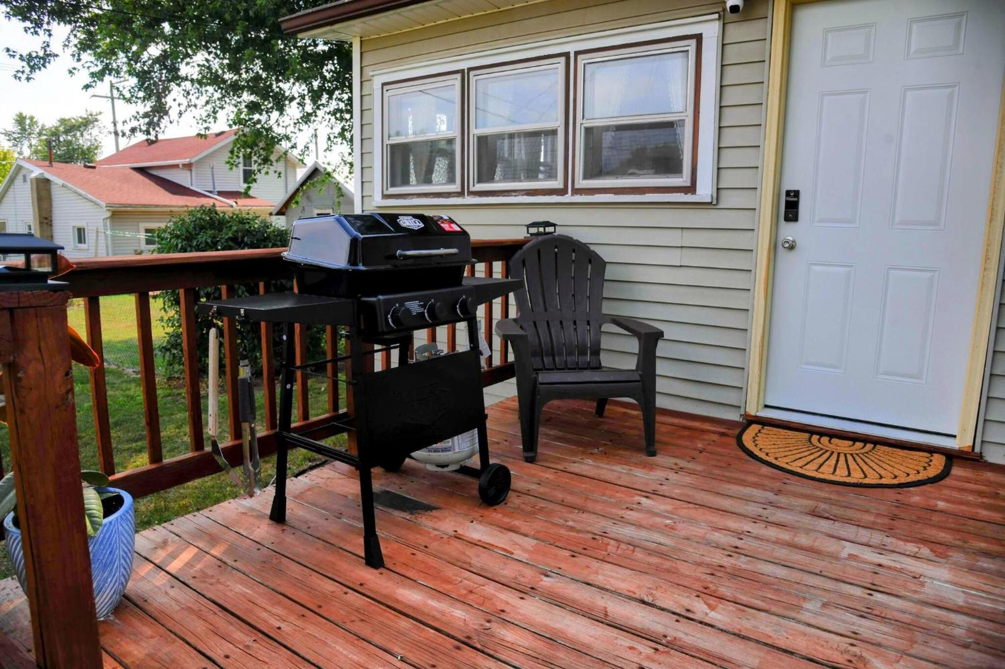 3 Bed Bath with yard and Fire Pit- Charming Small Town Exploring