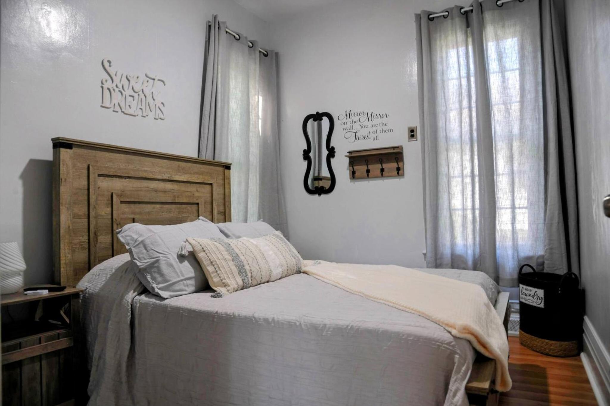 3 Bed Bath with yard and Fire Pit- Charming Small Town Exploring