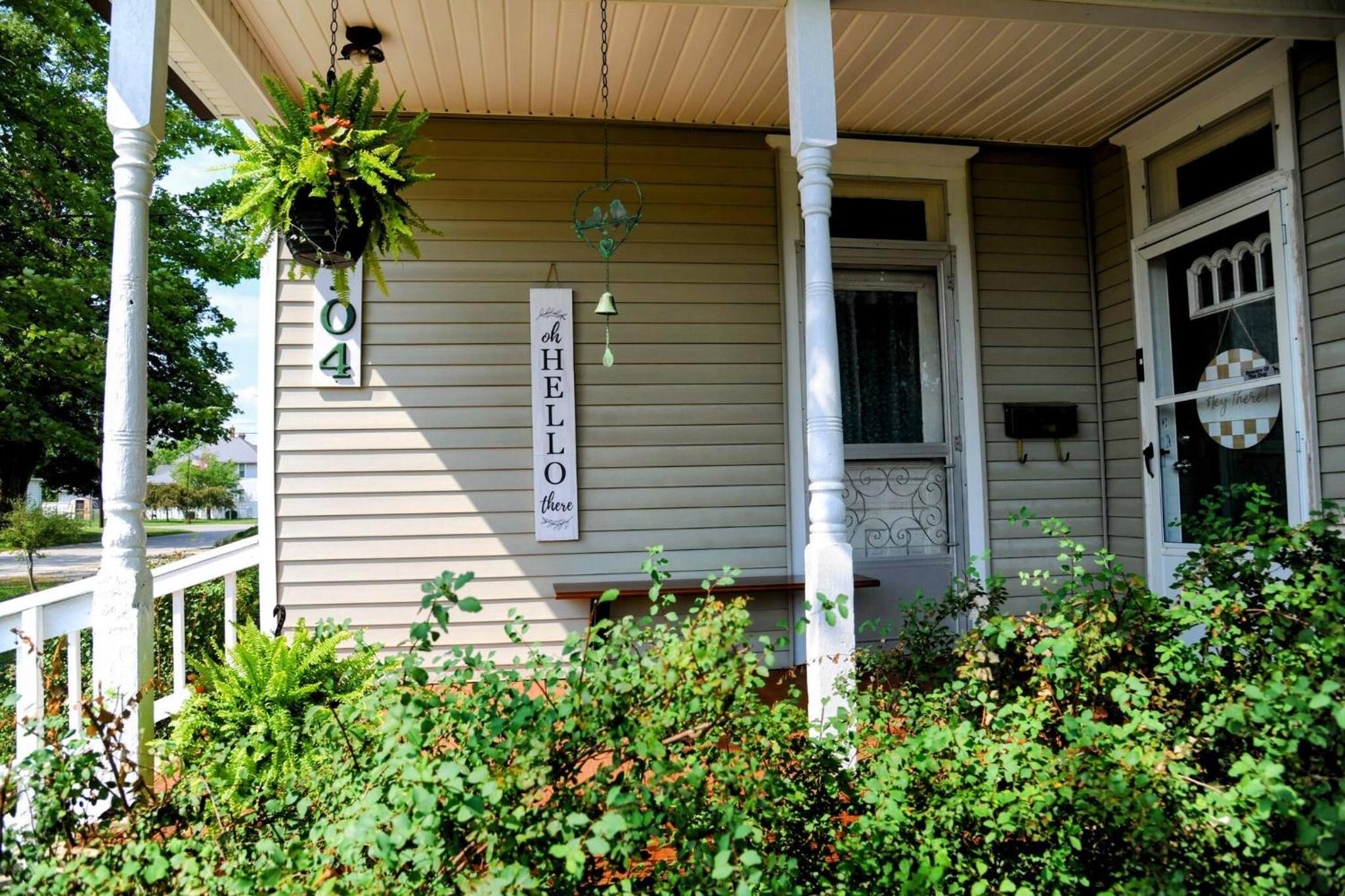 3 Bed Bath with yard and Fire Pit- Charming Small Town Exploring