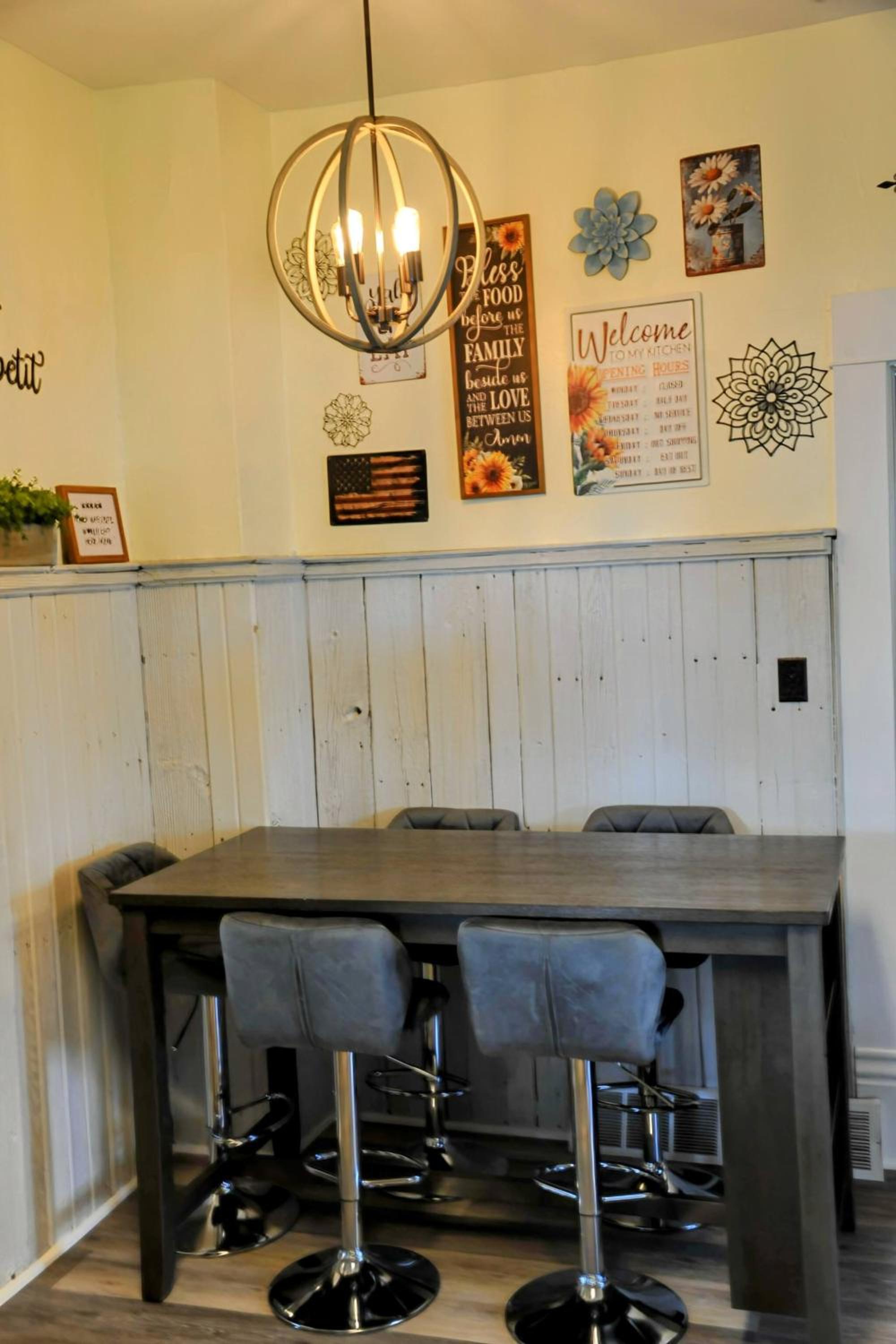 3 Bed Bath with yard and Fire Pit- Charming Small Town Exploring