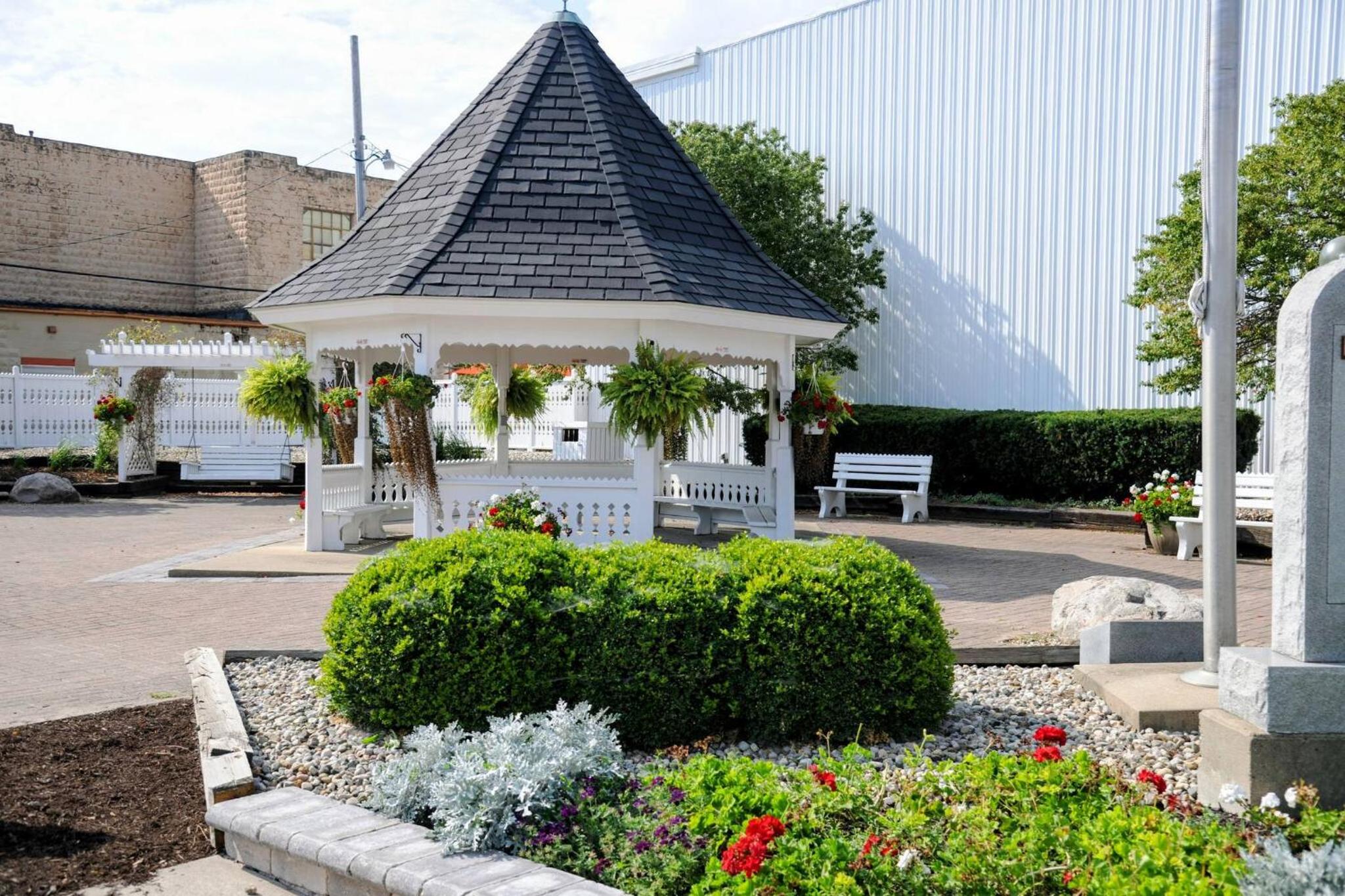 3 Bed Bath with yard and Fire Pit- Charming Small Town Exploring
