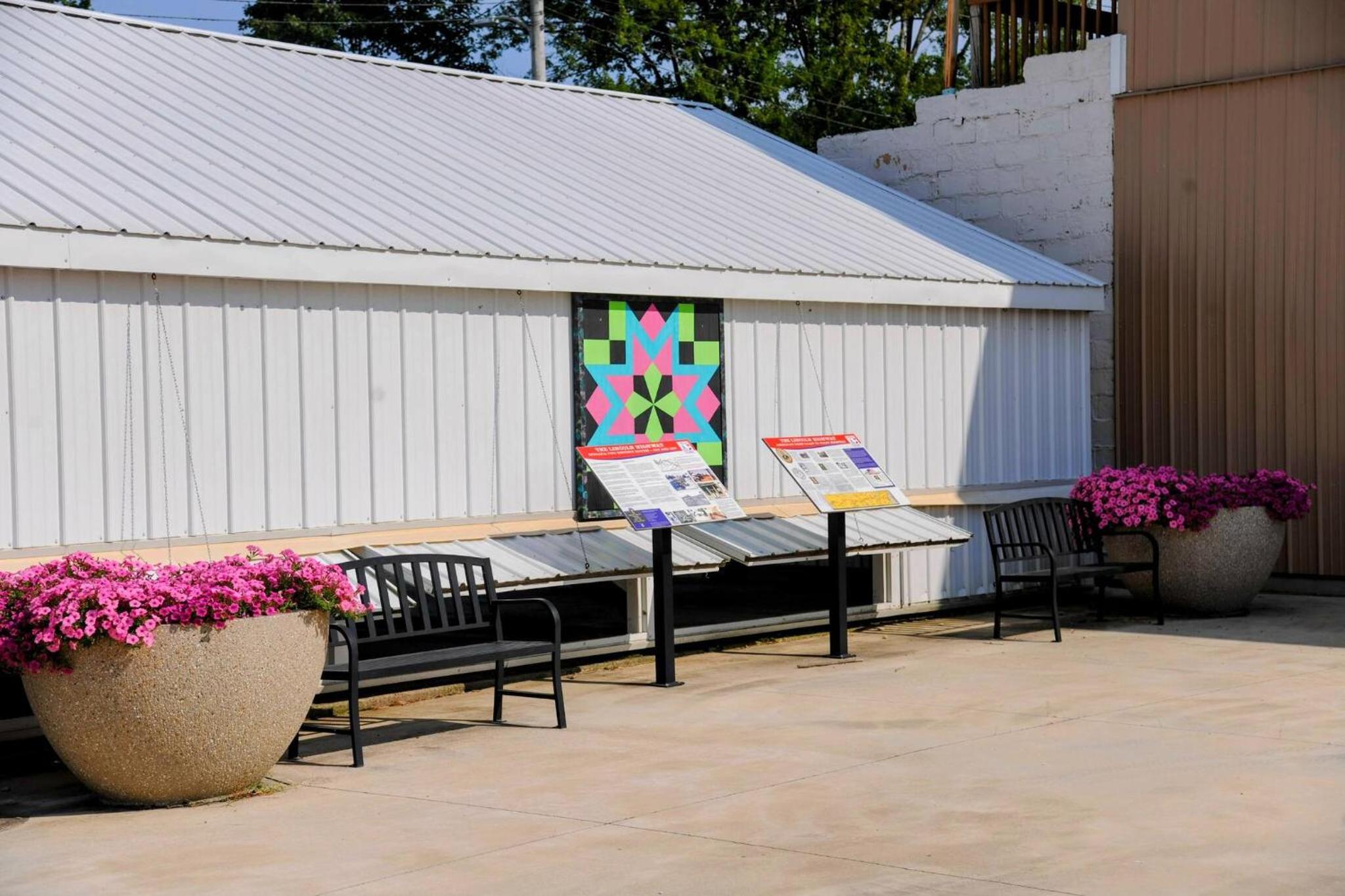 3 Bed Bath with yard and Fire Pit- Charming Small Town Exploring