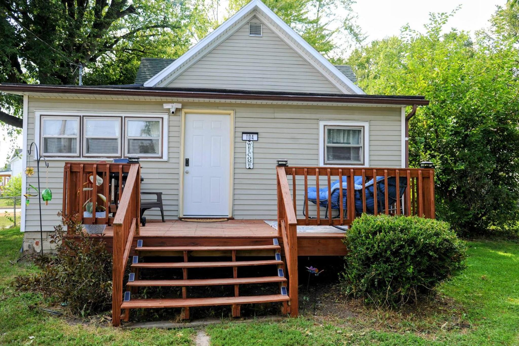 3 Bed Bath with yard and Fire Pit- Charming Small Town Exploring
