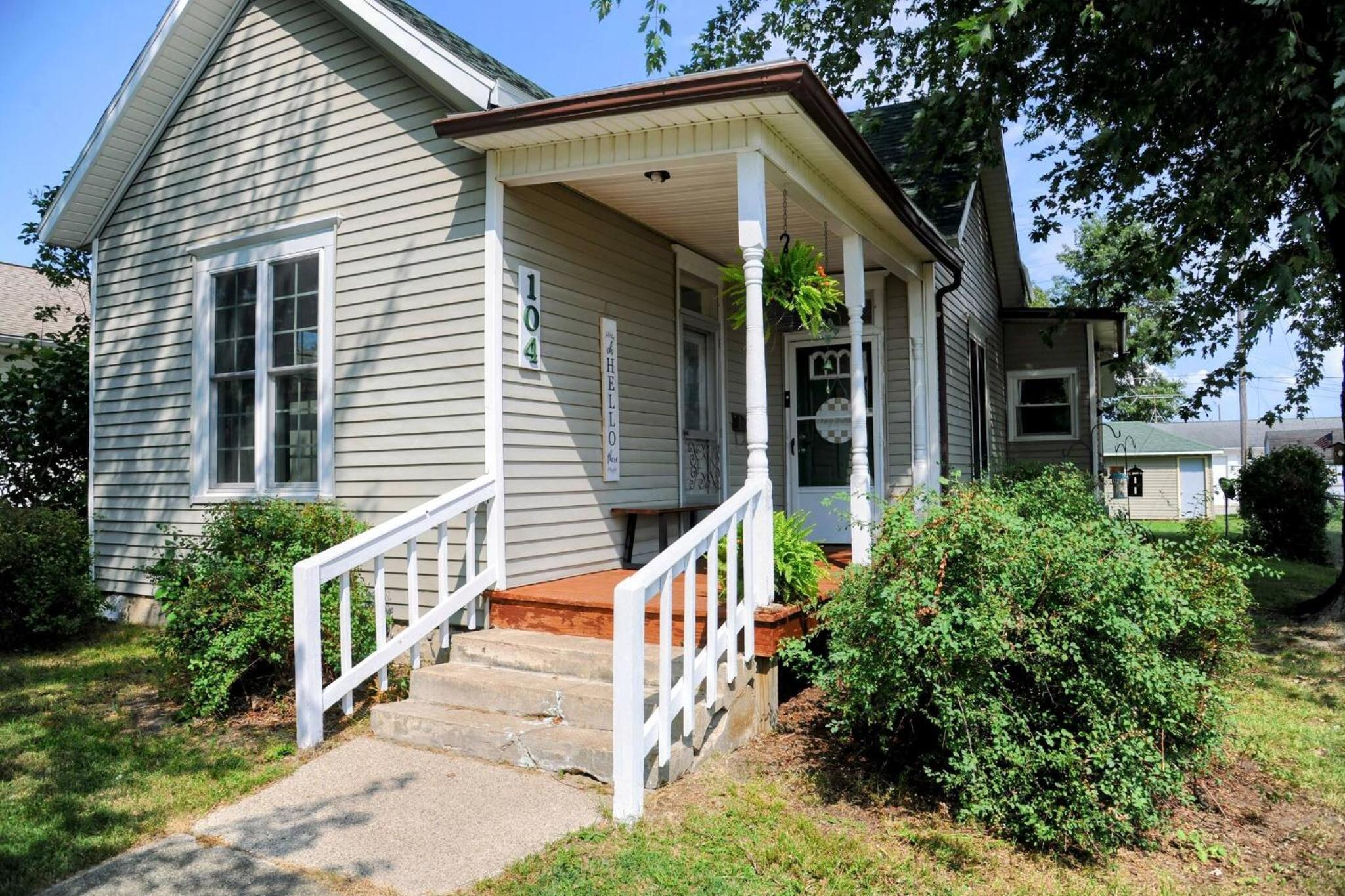 3 Bed Bath with yard and Fire Pit- Charming Small Town Exploring