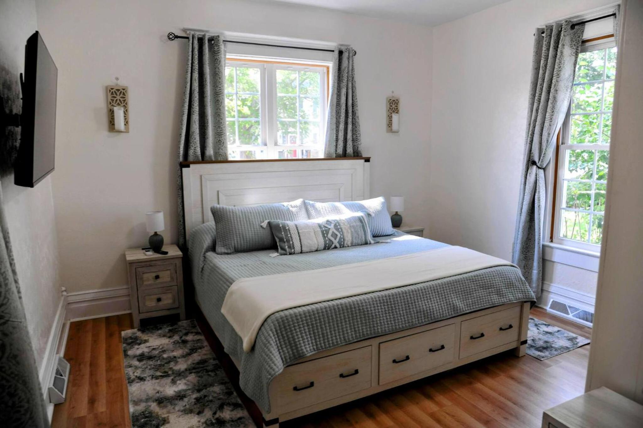 3 Bed Bath with yard and Fire Pit- Charming Small Town Exploring