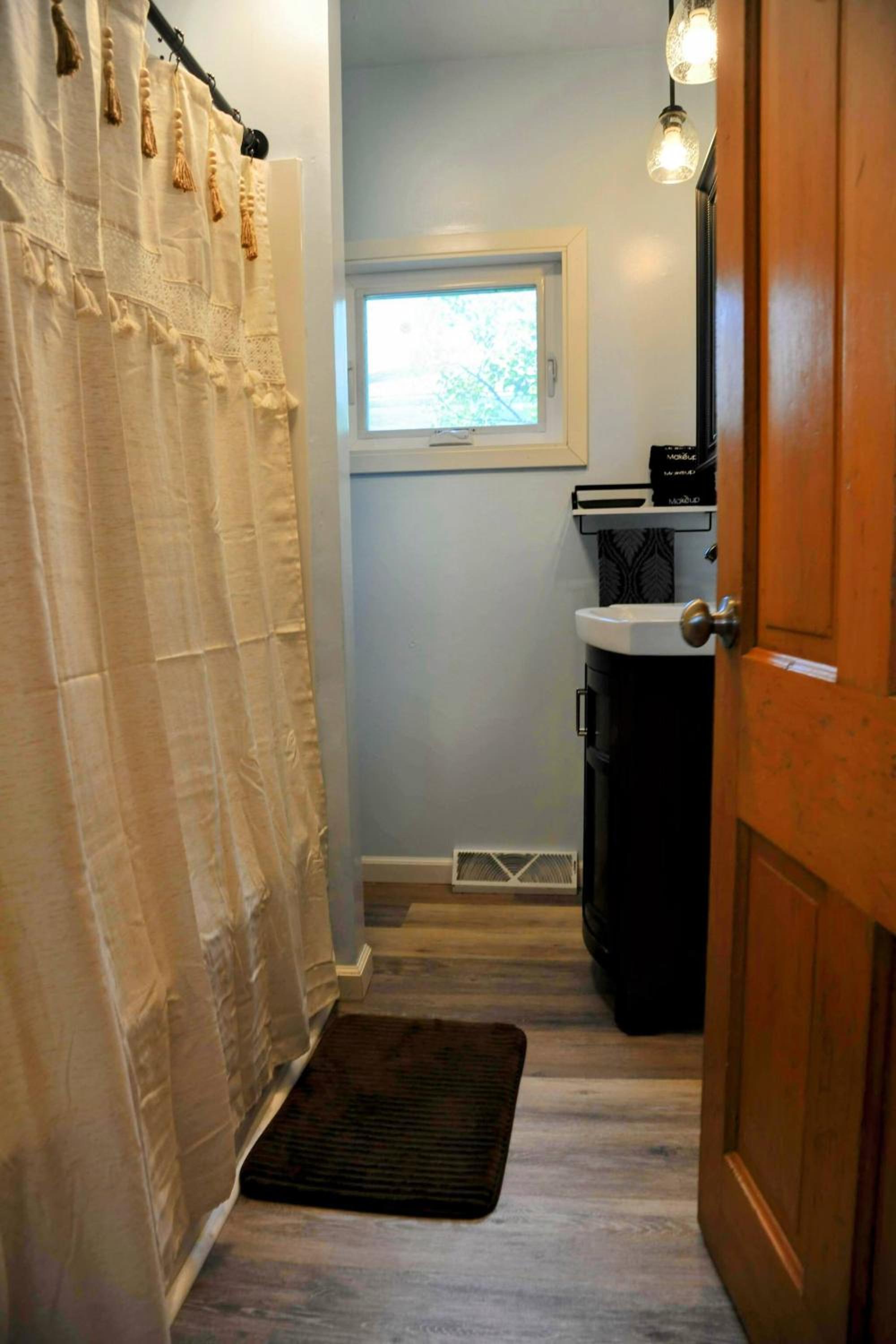 3 Bed Bath with yard and Fire Pit- Charming Small Town Exploring