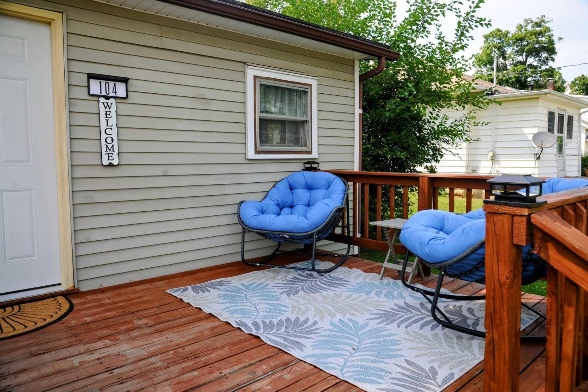 3 Bed Bath with yard and Fire Pit- Charming Small Town Exploring