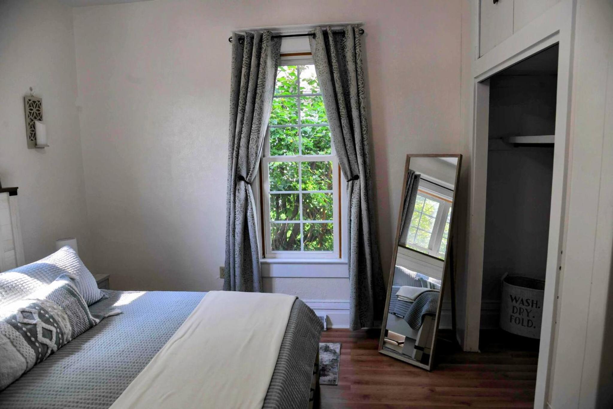 3 Bed Bath with yard and Fire Pit- Charming Small Town Exploring