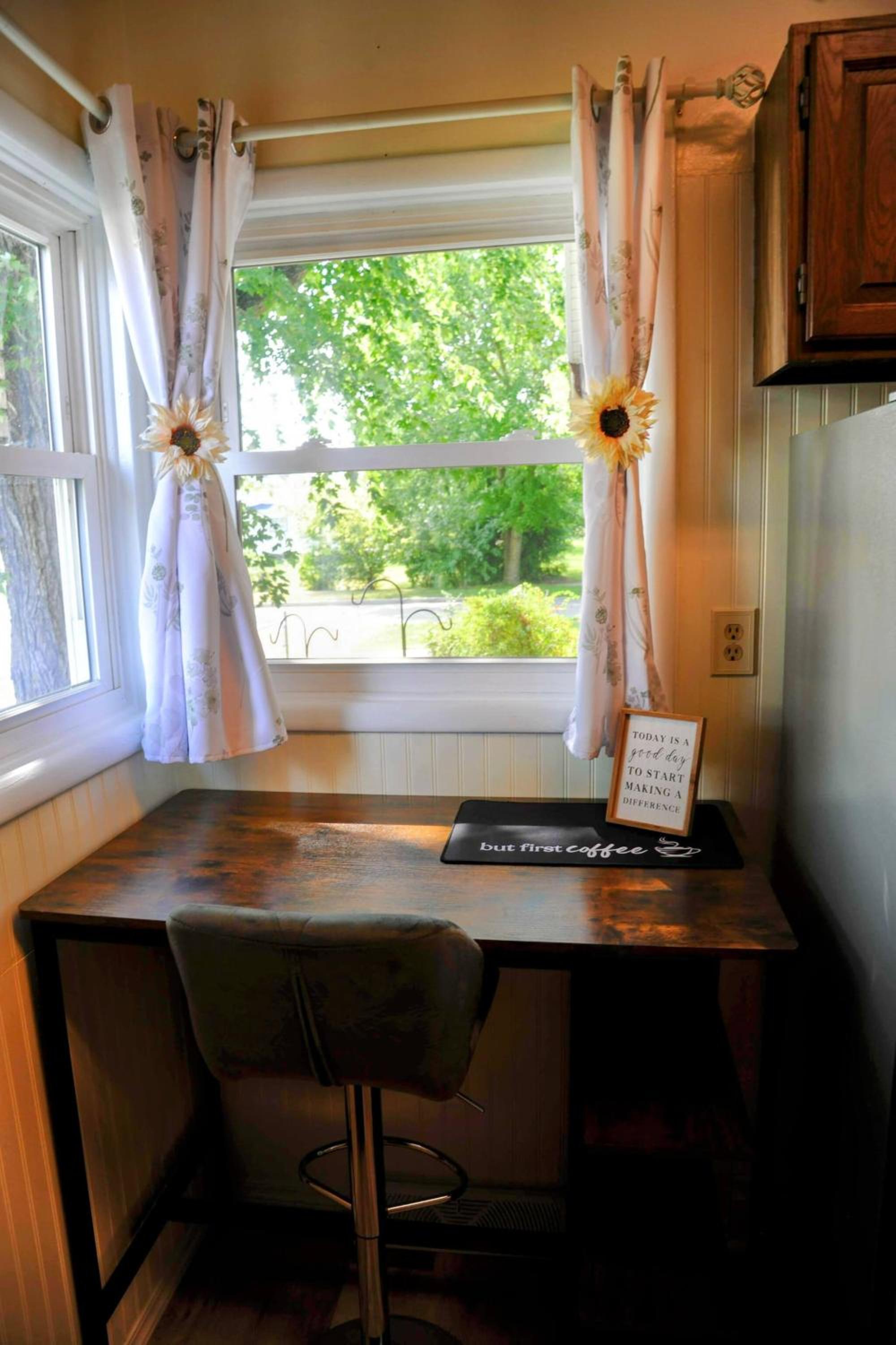 3 Bed Bath with yard and Fire Pit- Charming Small Town Exploring