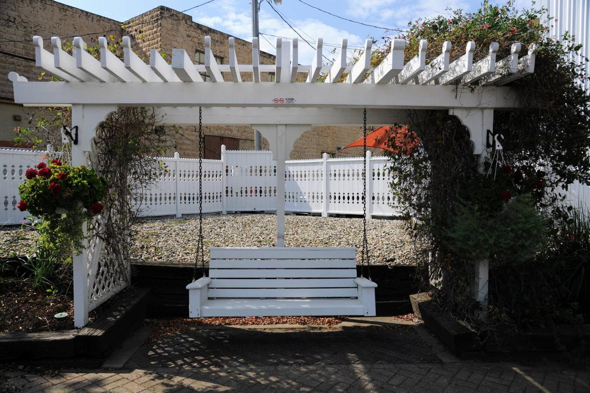 3 Bed Bath with yard and Fire Pit- Charming Small Town Exploring