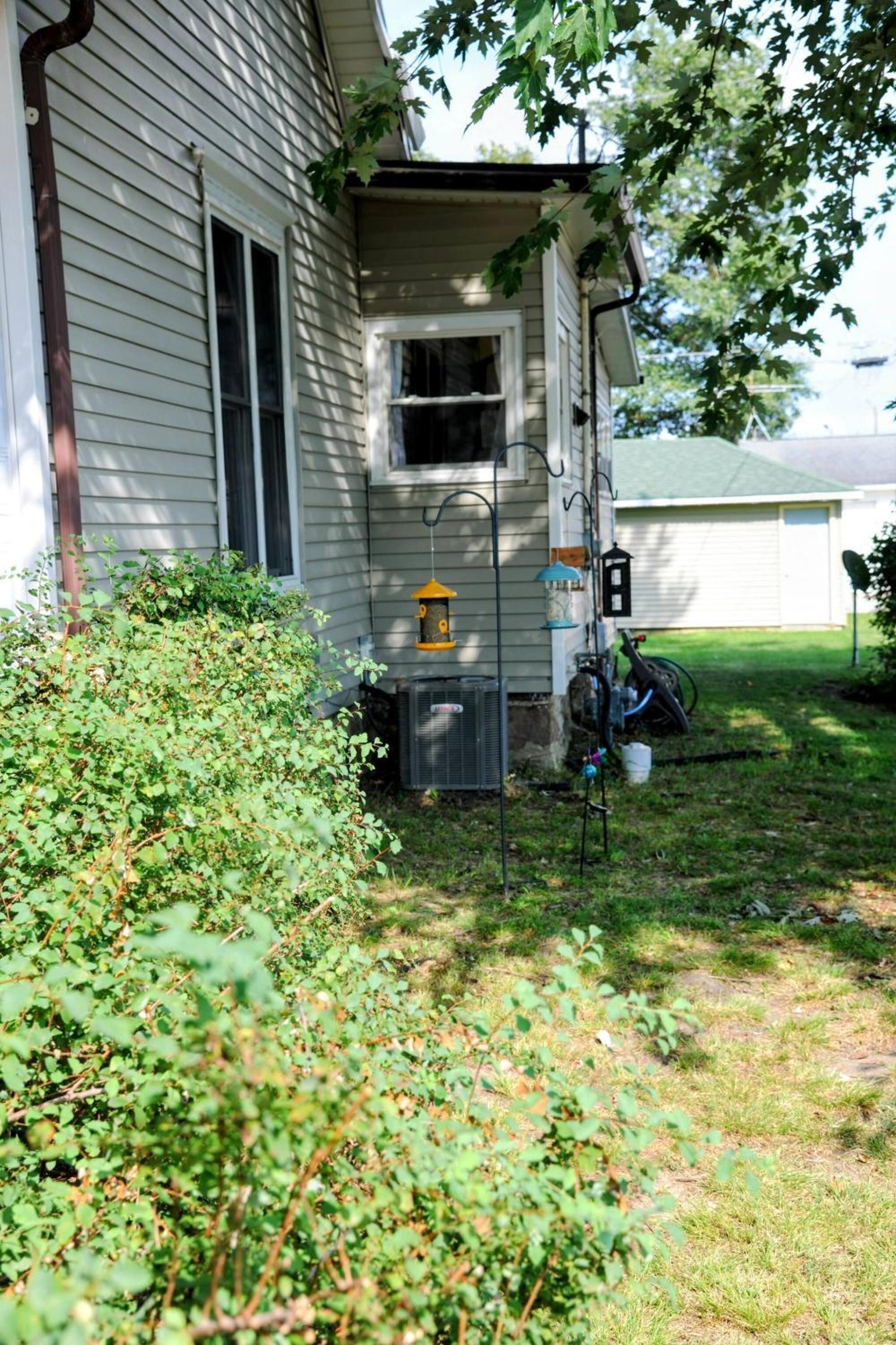 3 Bed Bath with yard and Fire Pit- Charming Small Town Exploring