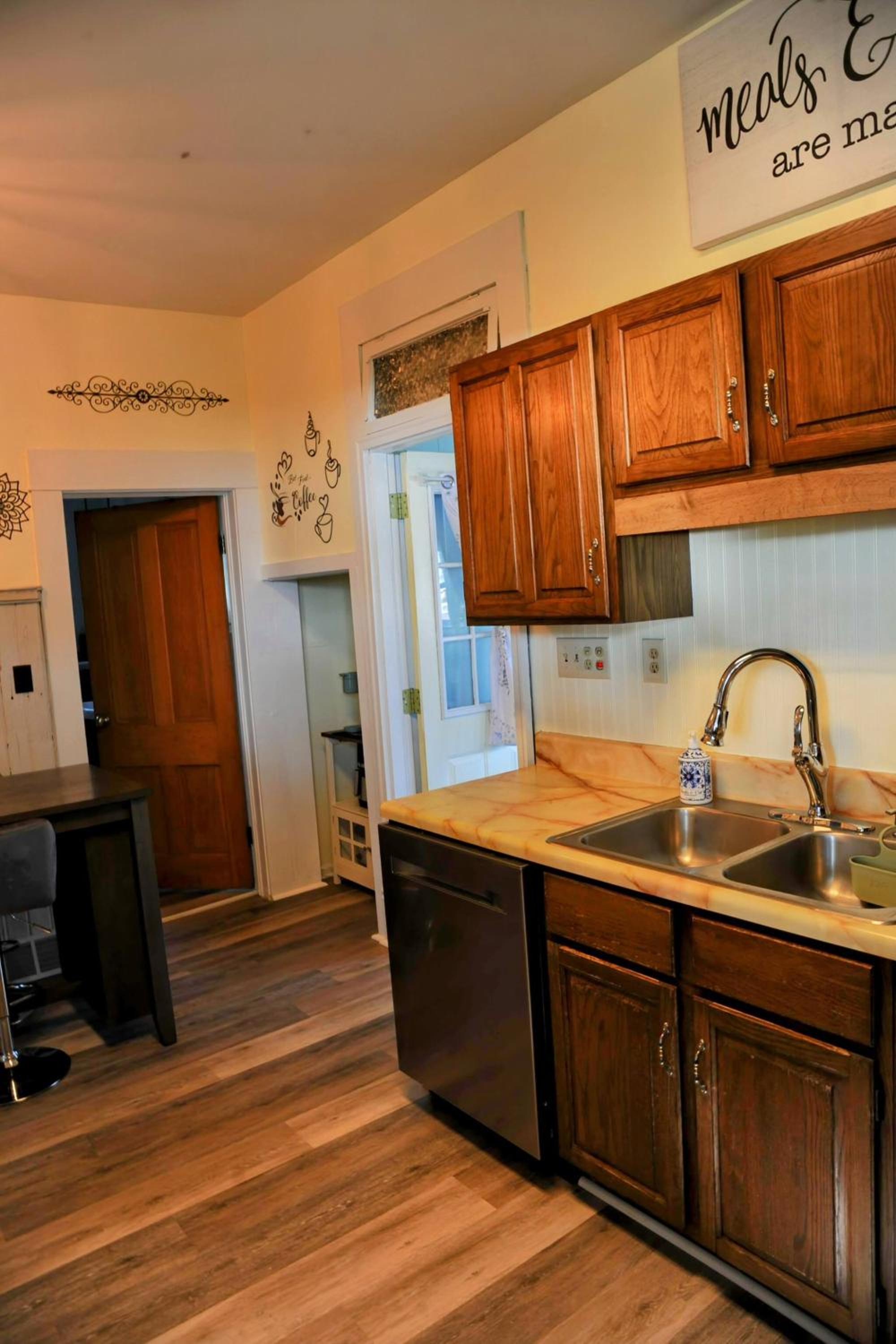 3 Bed Bath with yard and Fire Pit- Charming Small Town Exploring