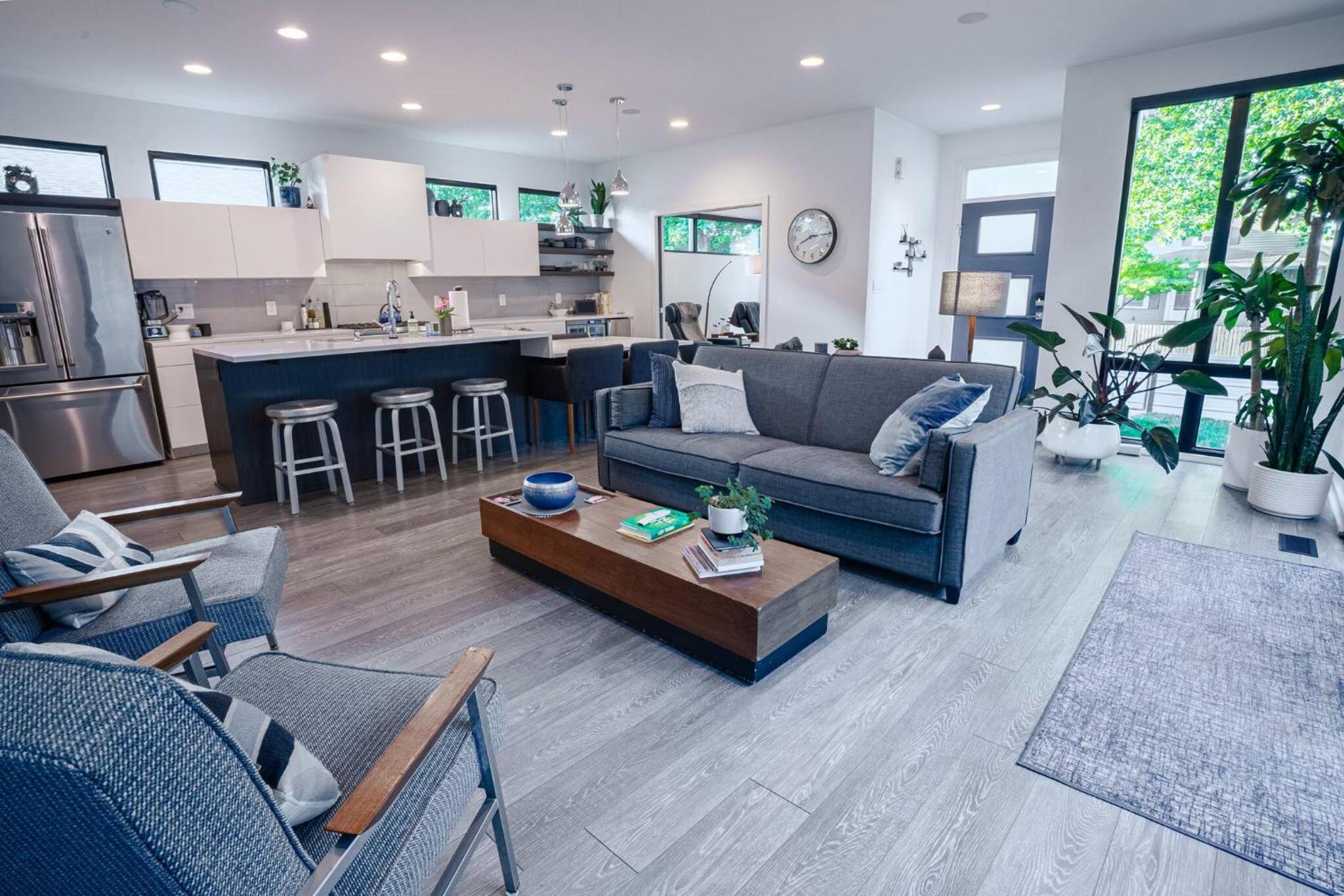 3 bed 3 bath Modern Luxury Home with Hot Tub and Rooftop Patio