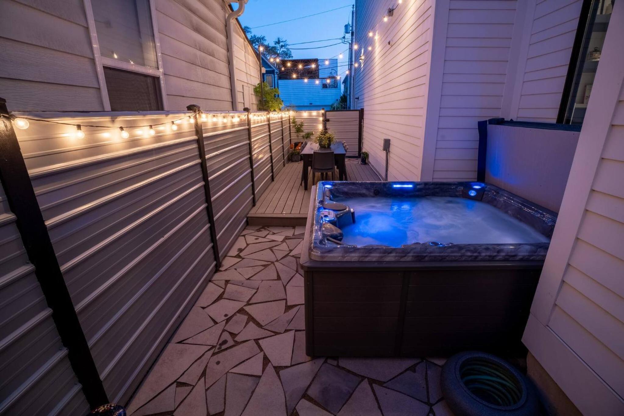 3 bed 3 bath Modern Luxury Home with Hot Tub and Rooftop Patio