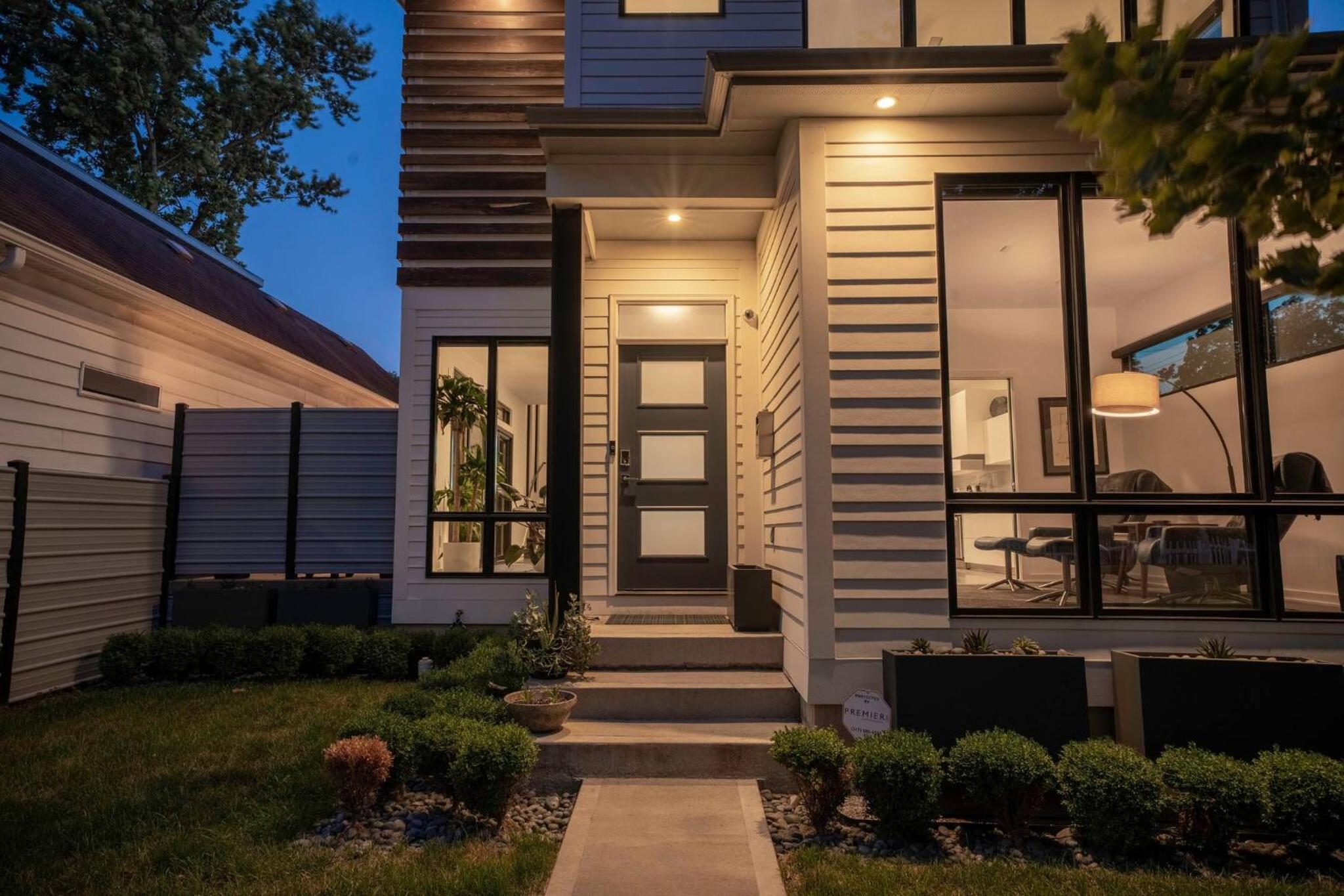3 bed 3 bath Modern Luxury Home with Hot Tub and Rooftop Patio