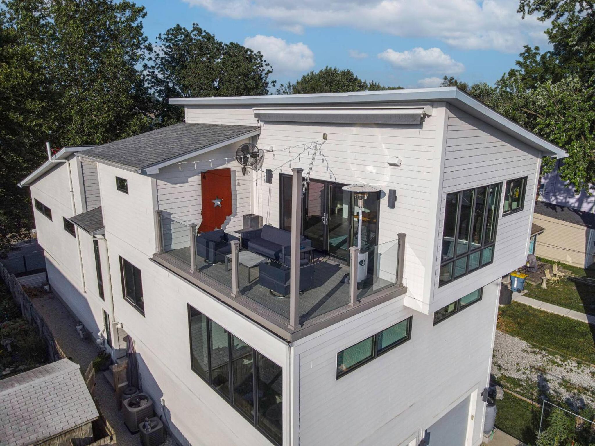 3 bed 3 bath Modern Luxury Home with Hot Tub and Rooftop Patio