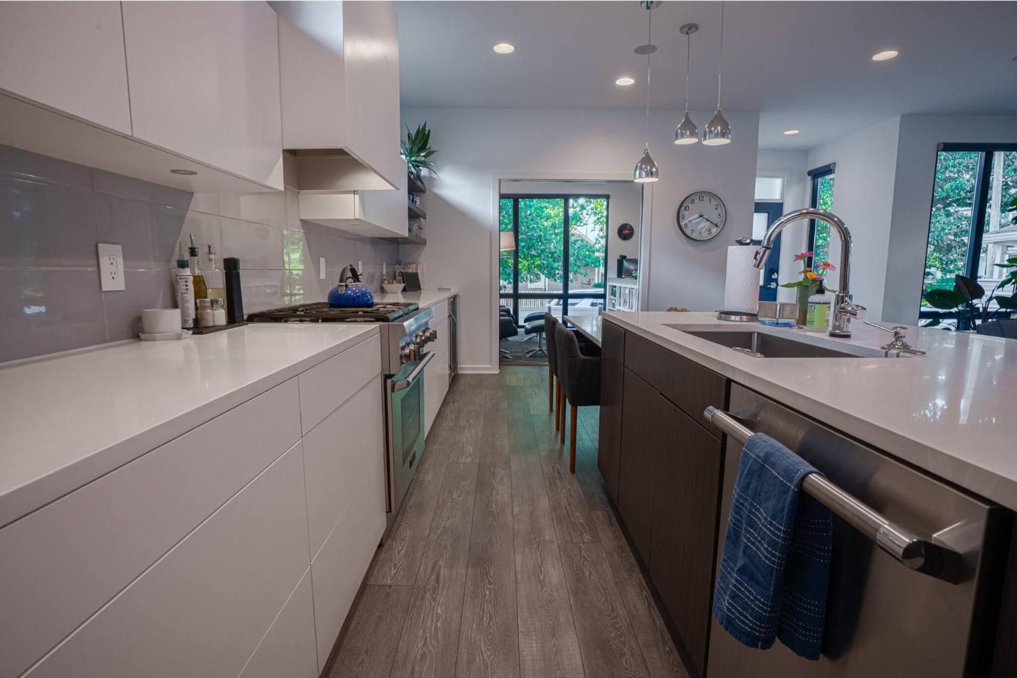 3 bed 3 bath Modern Luxury Home with Hot Tub and Rooftop Patio