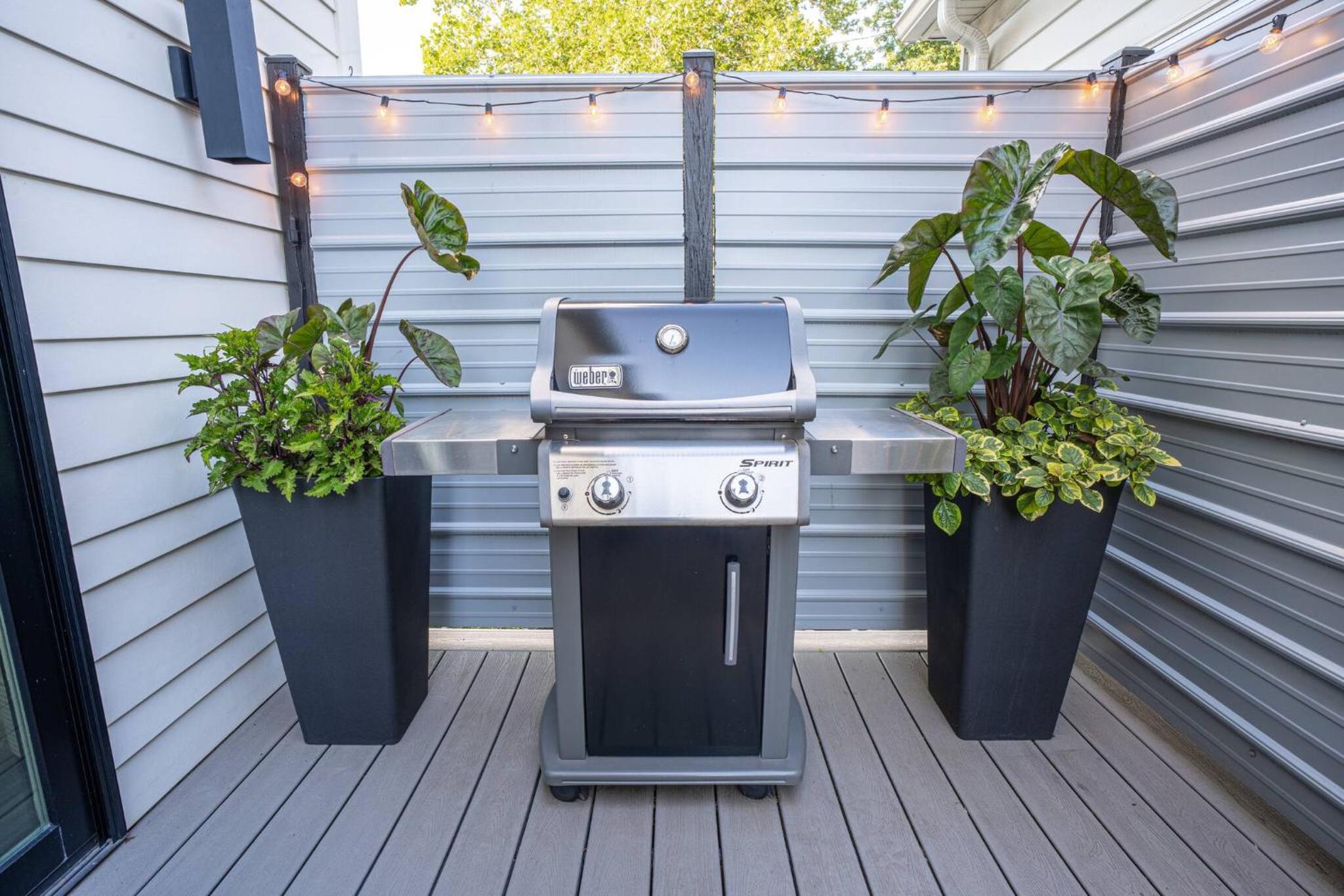 3 bed 3 bath Modern Luxury Home with Hot Tub and Rooftop Patio