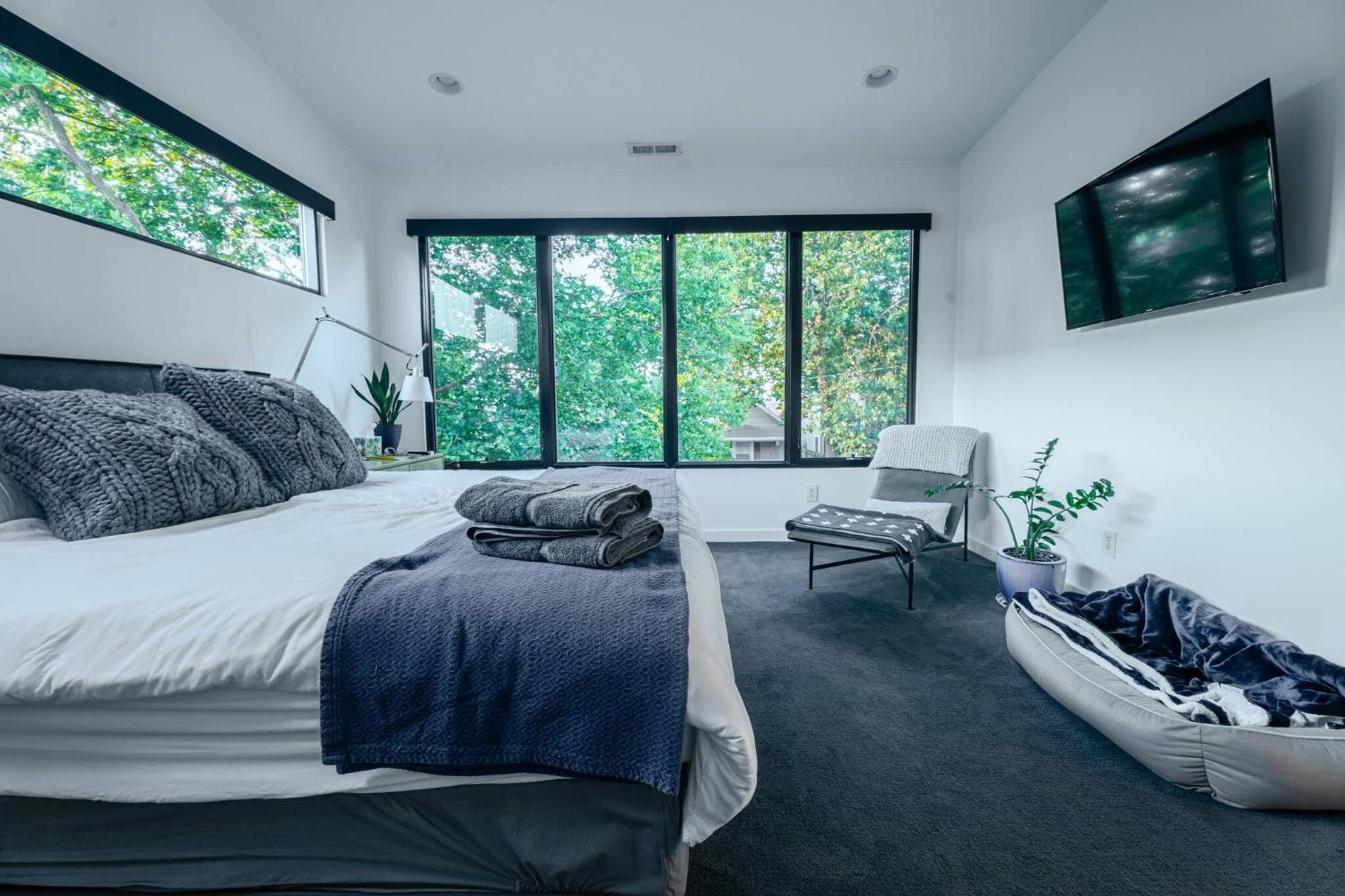 3 bed 3 bath Modern Luxury Home with Hot Tub and Rooftop Patio
