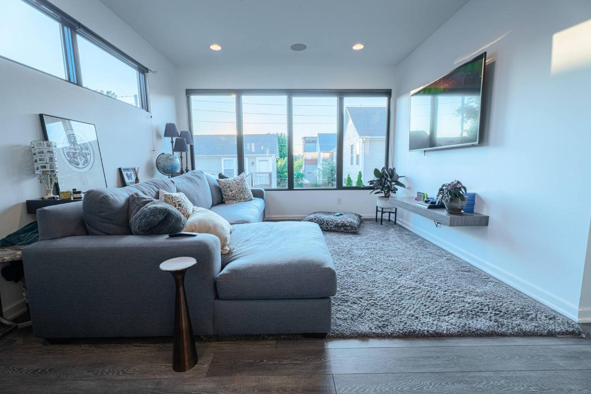 3 bed 3 bath Modern Luxury Home with Hot Tub and Rooftop Patio