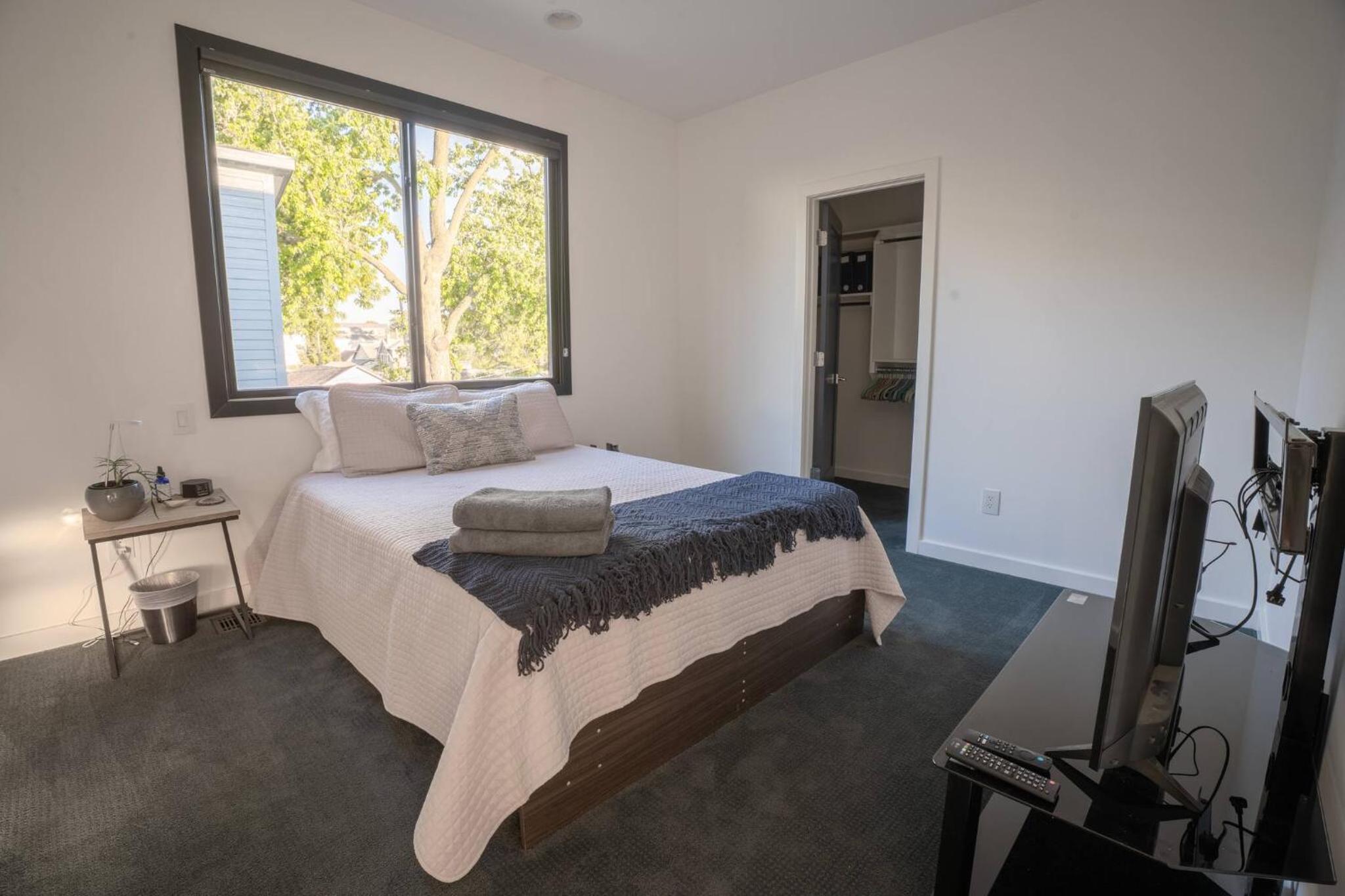 3 bed 3 bath Modern Luxury Home with Hot Tub and Rooftop Patio