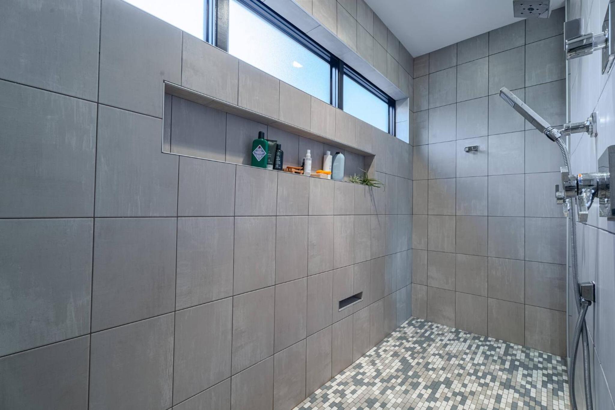 3 bed 3 bath Modern Luxury Home with Hot Tub and Rooftop Patio