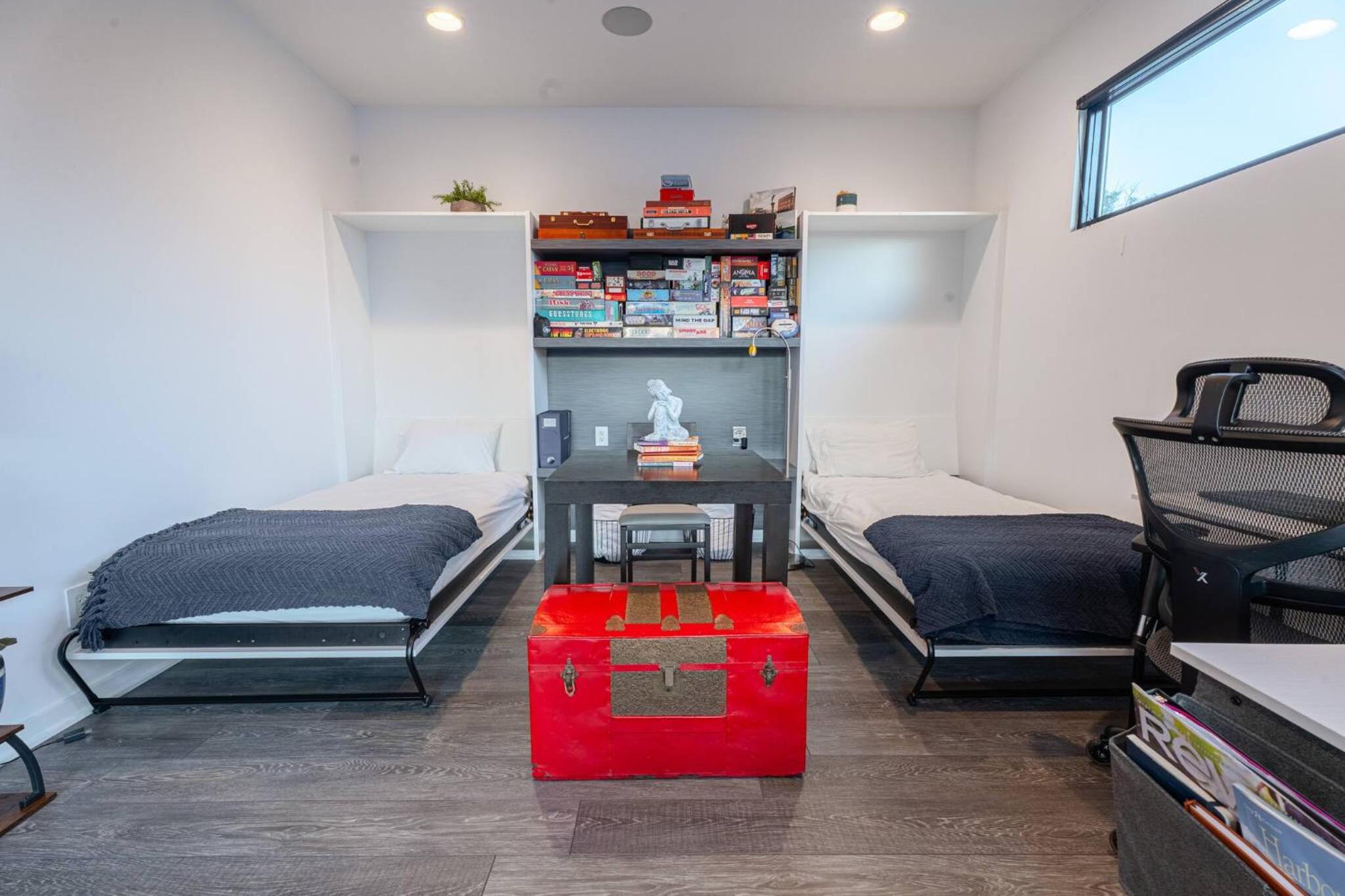 3 bed 3 bath Modern Luxury Home with Hot Tub and Rooftop Patio