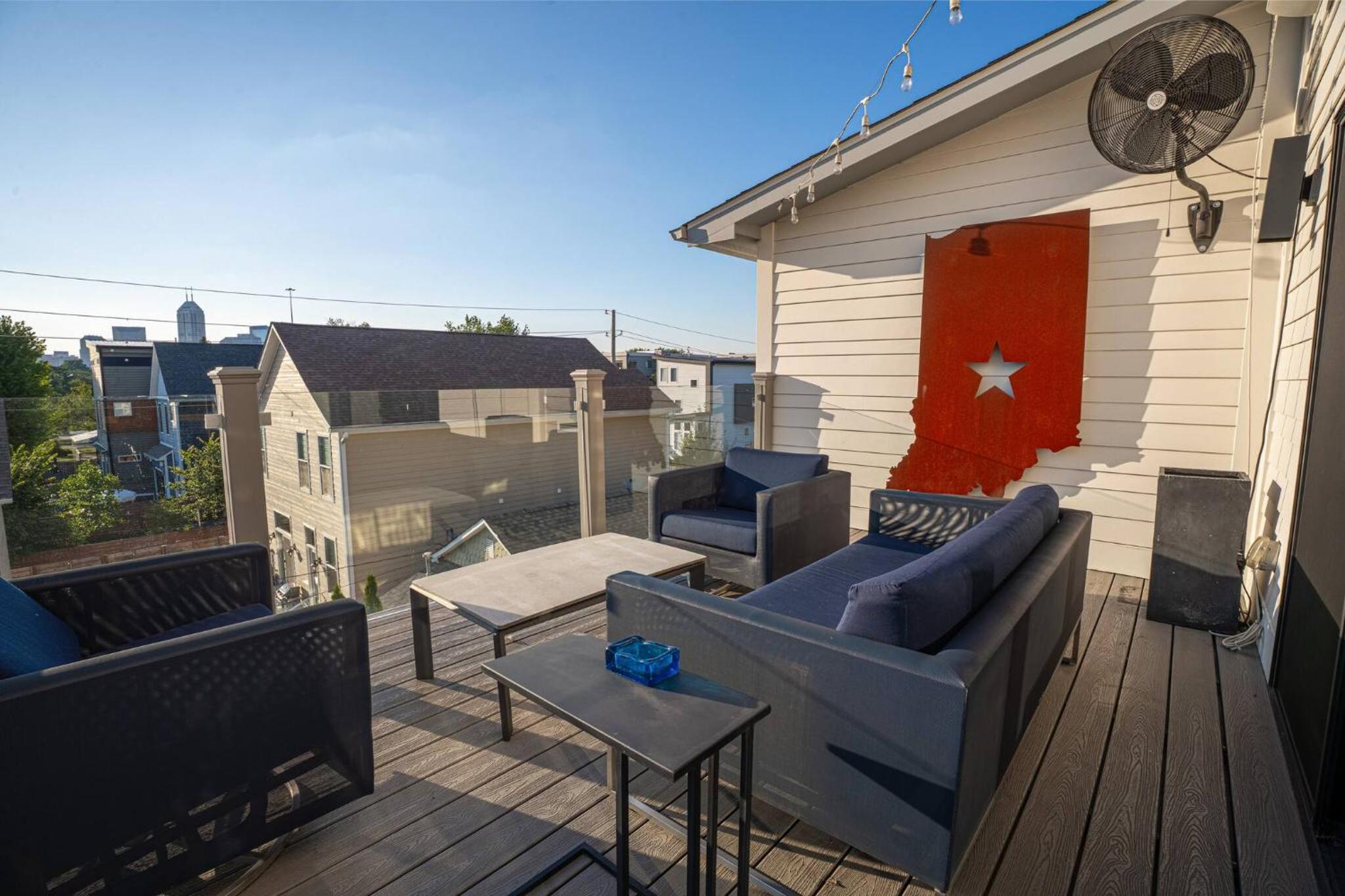 3 bed 3 bath Modern Luxury Home with Hot Tub and Rooftop Patio