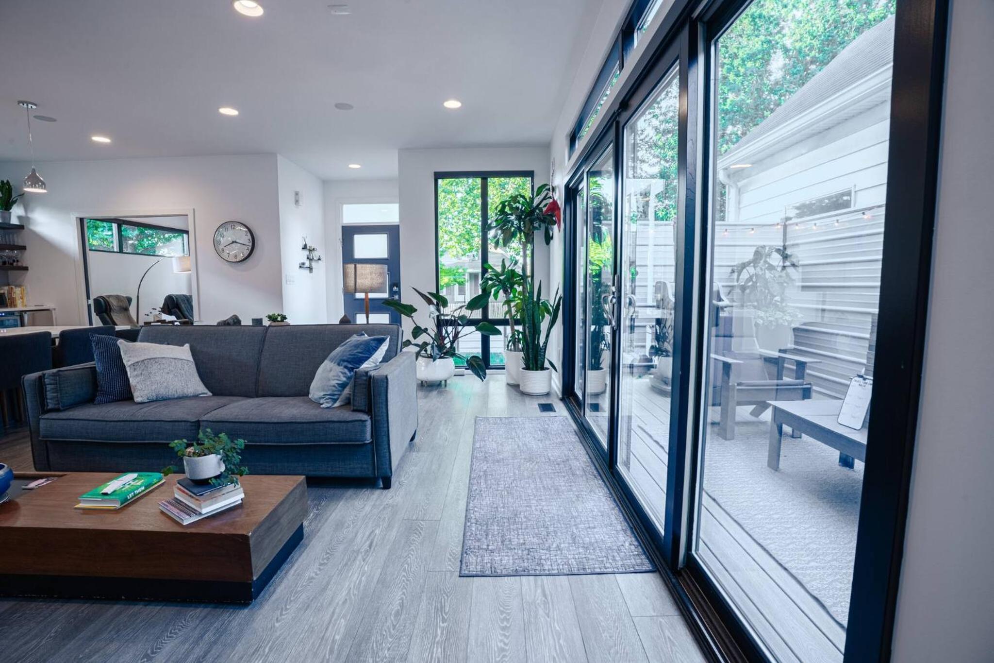 3 bed 3 bath Modern Luxury Home with Hot Tub and Rooftop Patio