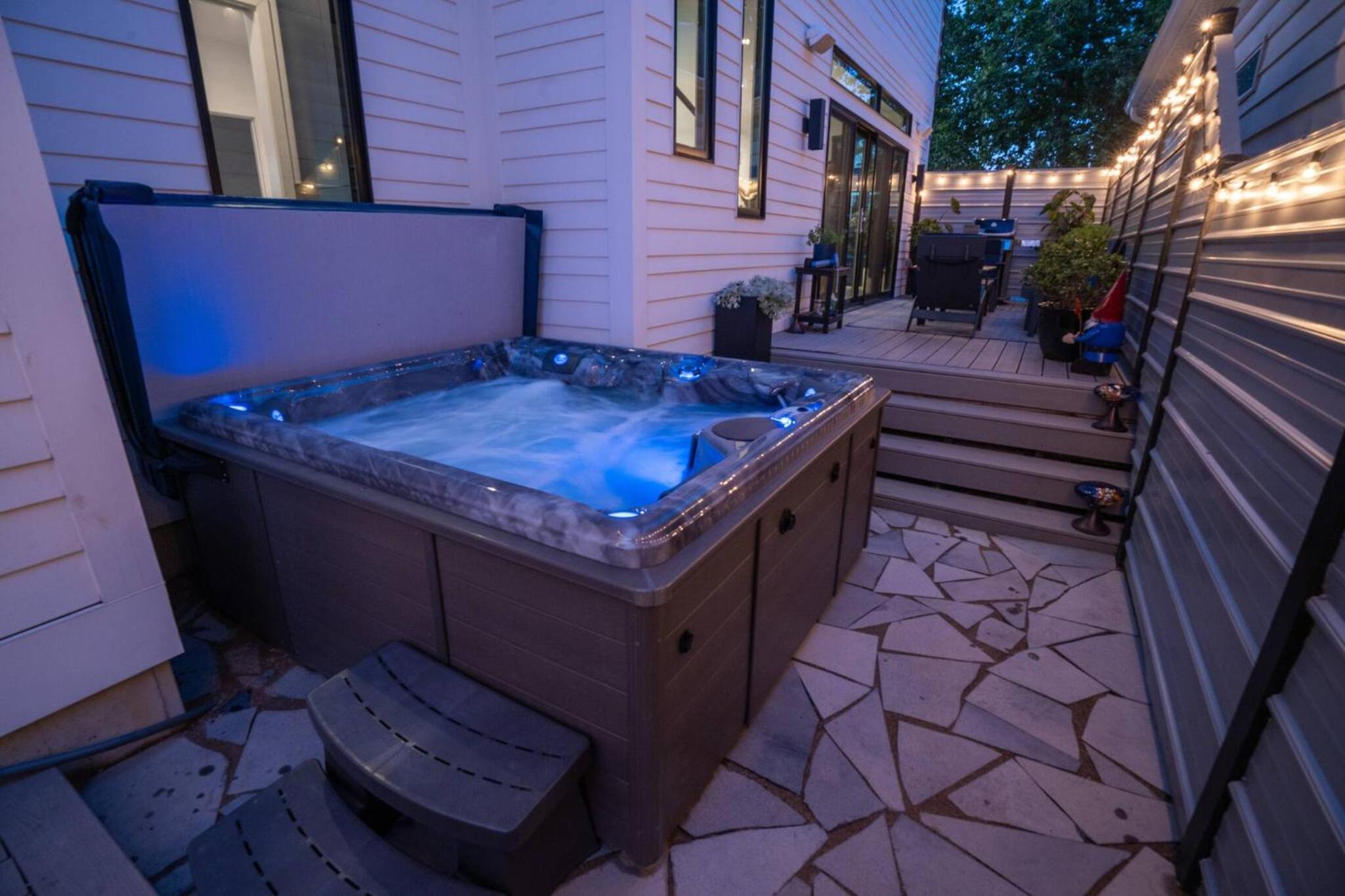 3 bed 3 bath Modern Luxury Home with Hot Tub and Rooftop Patio