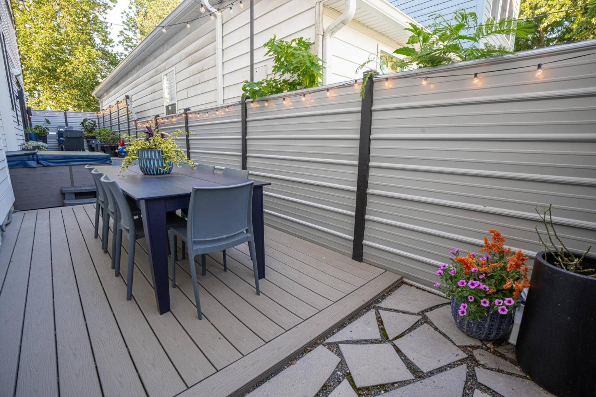 3 bed 3 bath Modern Luxury Home with Hot Tub and Rooftop Patio