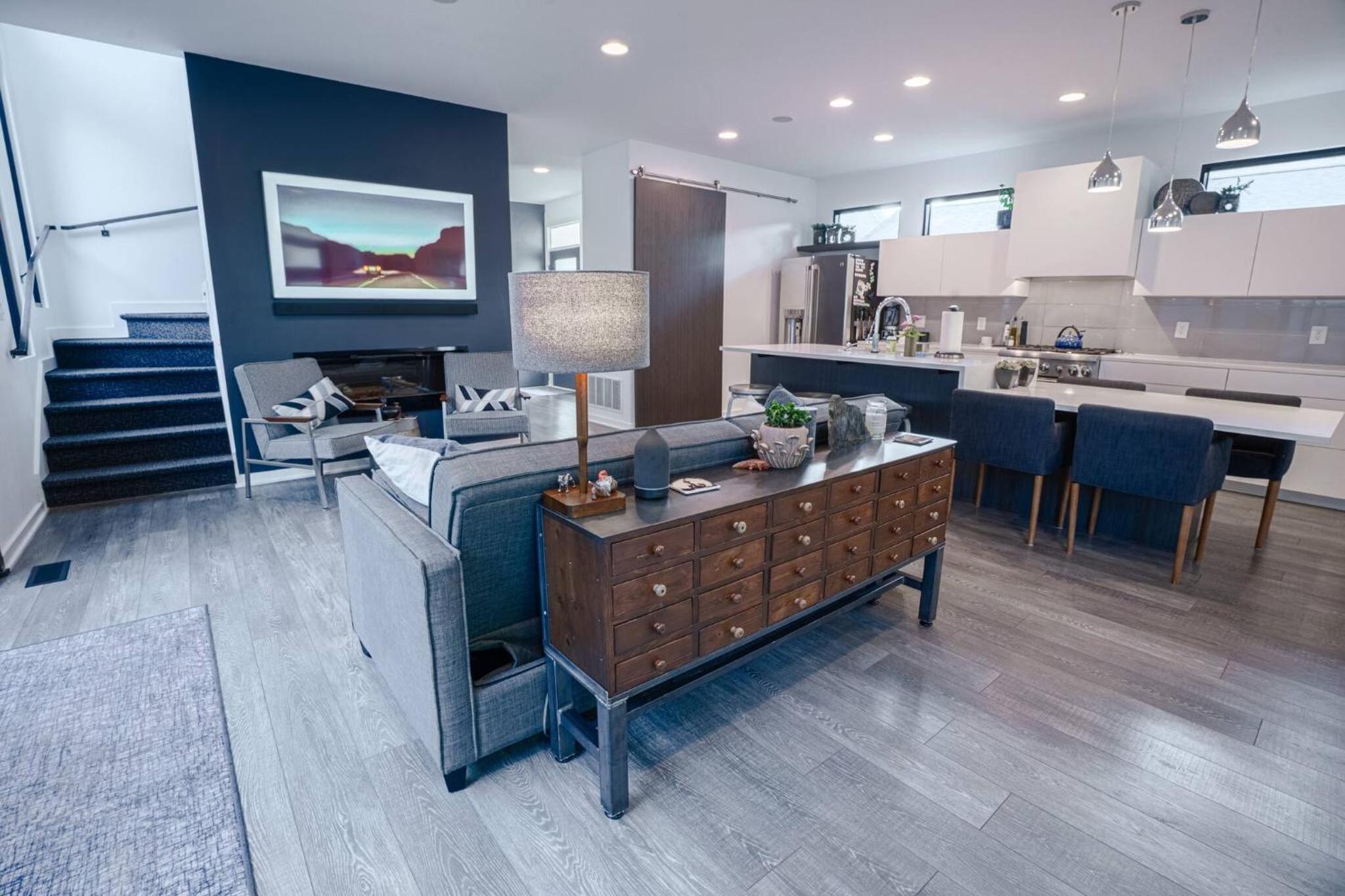 3 bed 3 bath Modern Luxury Home with Hot Tub and Rooftop Patio