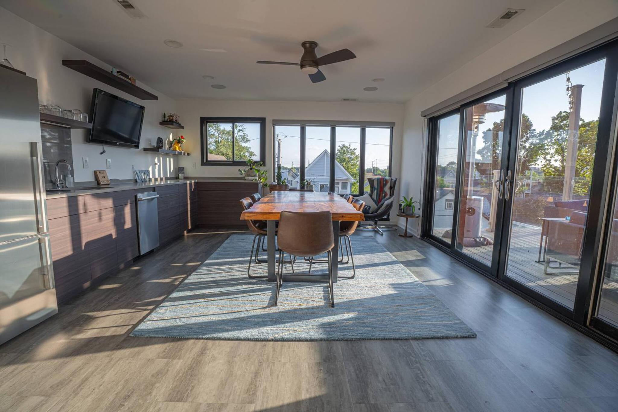 3 bed 3 bath Modern Luxury Home with Hot Tub and Rooftop Patio
