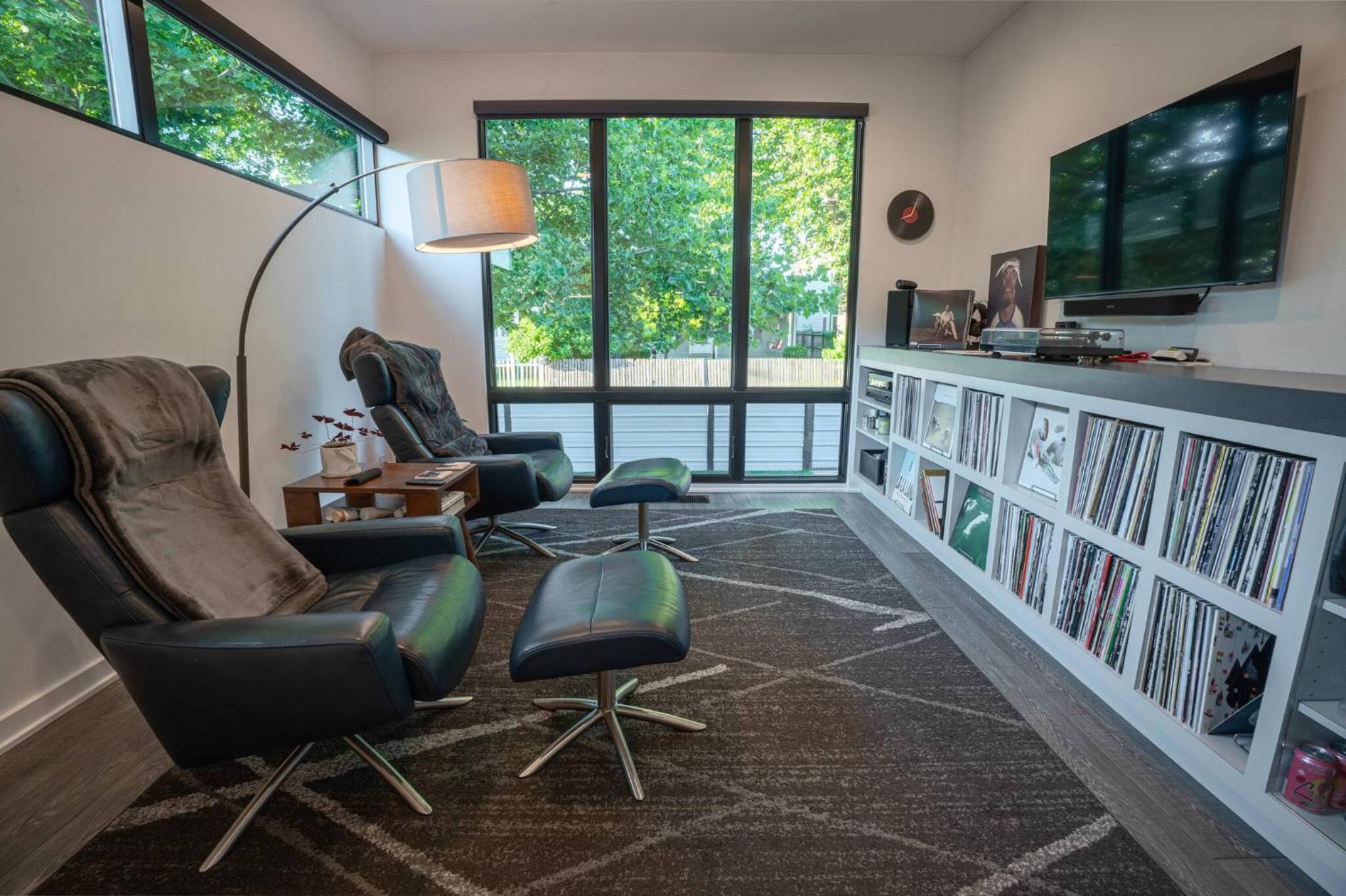 3 bed 3 bath Modern Luxury Home with Hot Tub and Rooftop Patio