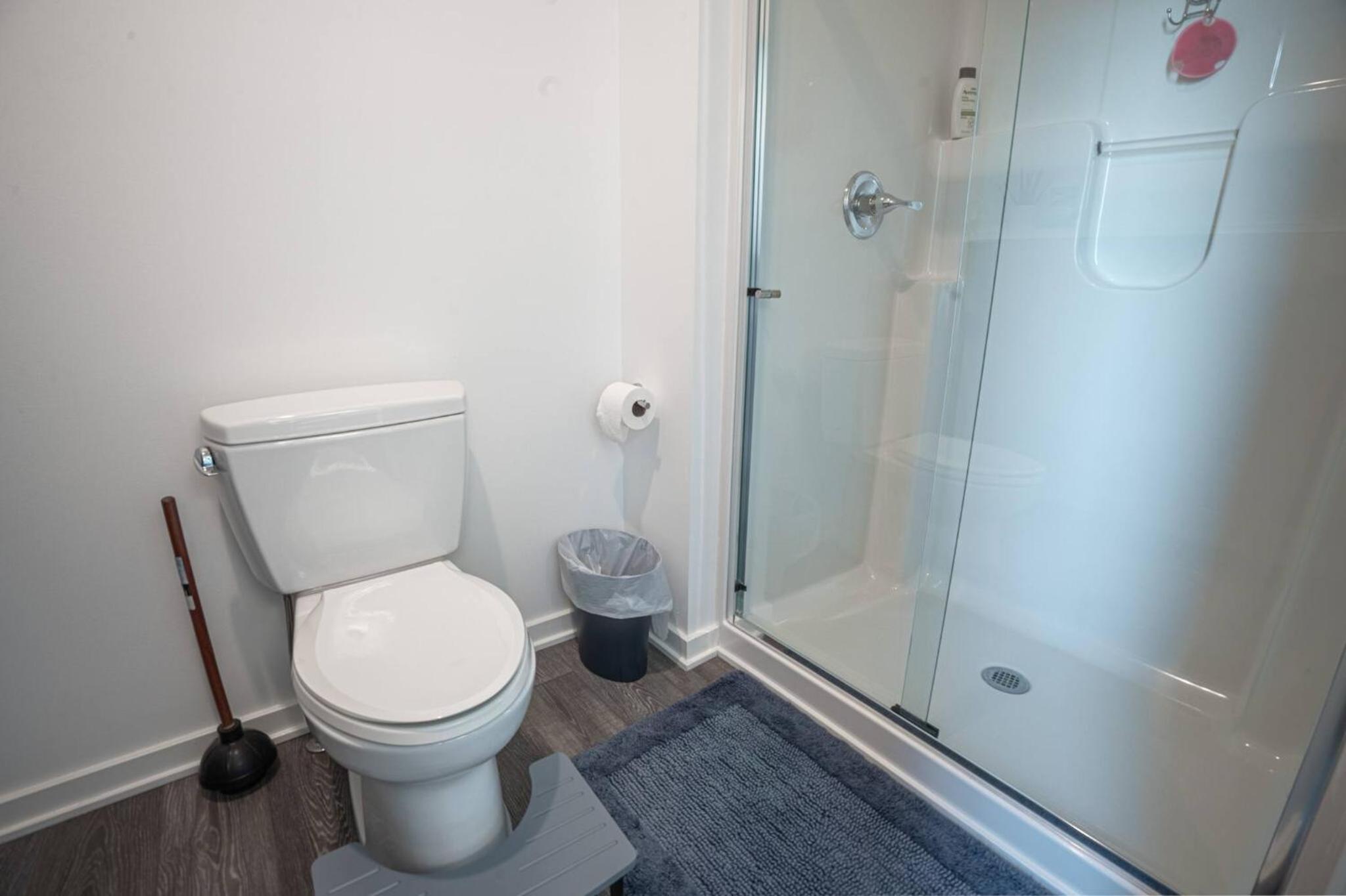 3 bed 3 bath Modern Luxury Home with Hot Tub and Rooftop Patio