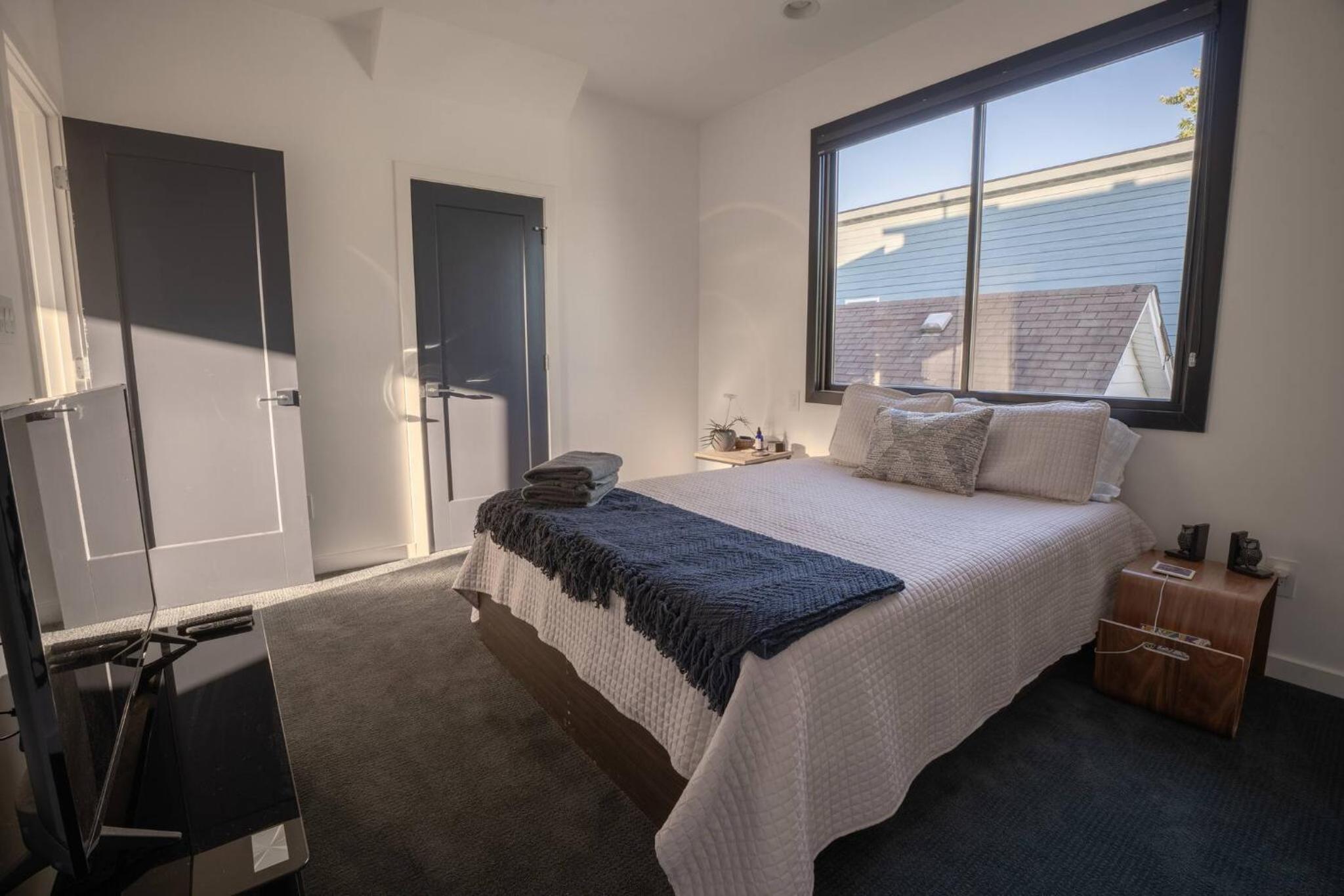 3 bed 3 bath Modern Luxury Home with Hot Tub and Rooftop Patio