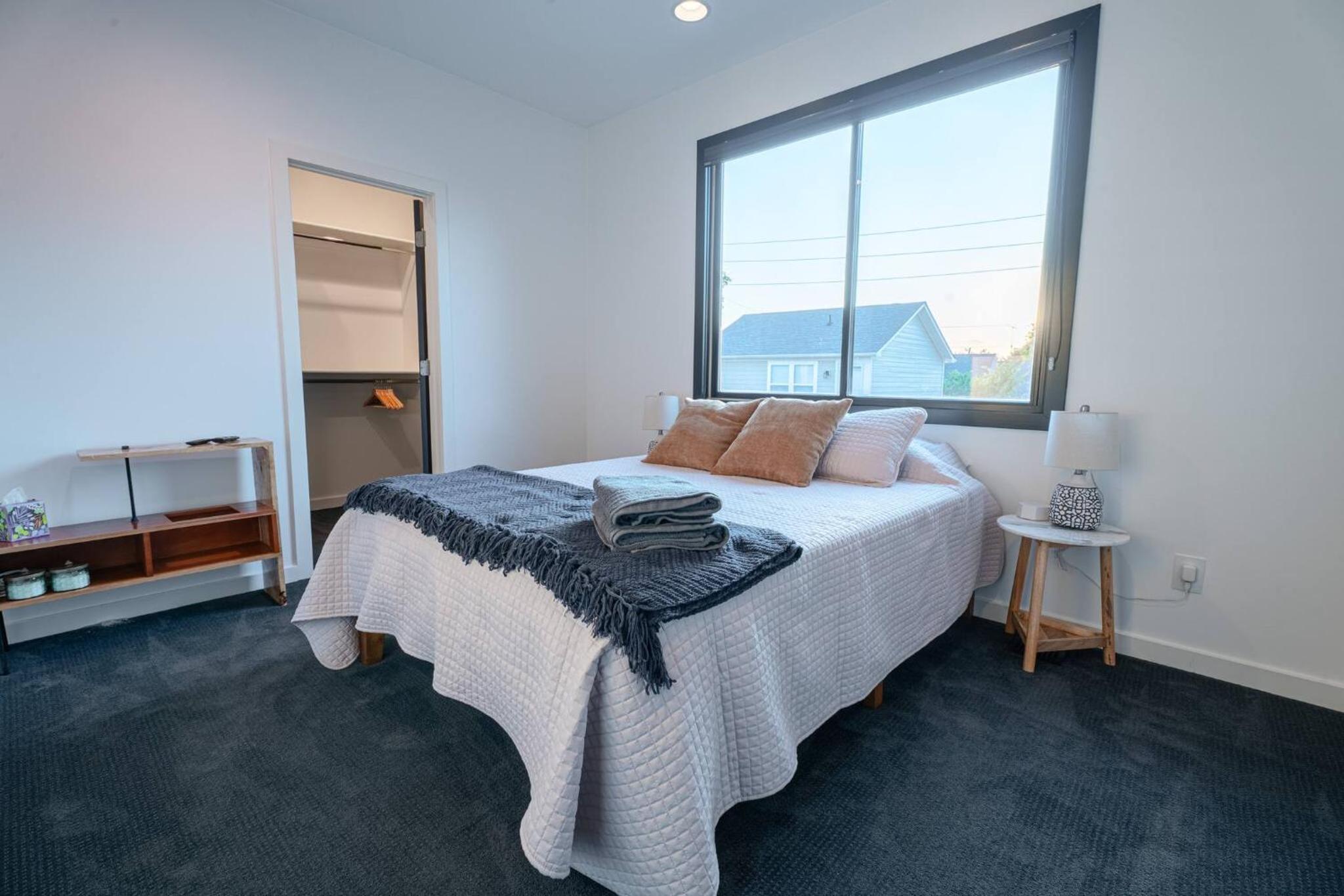 3 bed 3 bath Modern Luxury Home with Hot Tub and Rooftop Patio