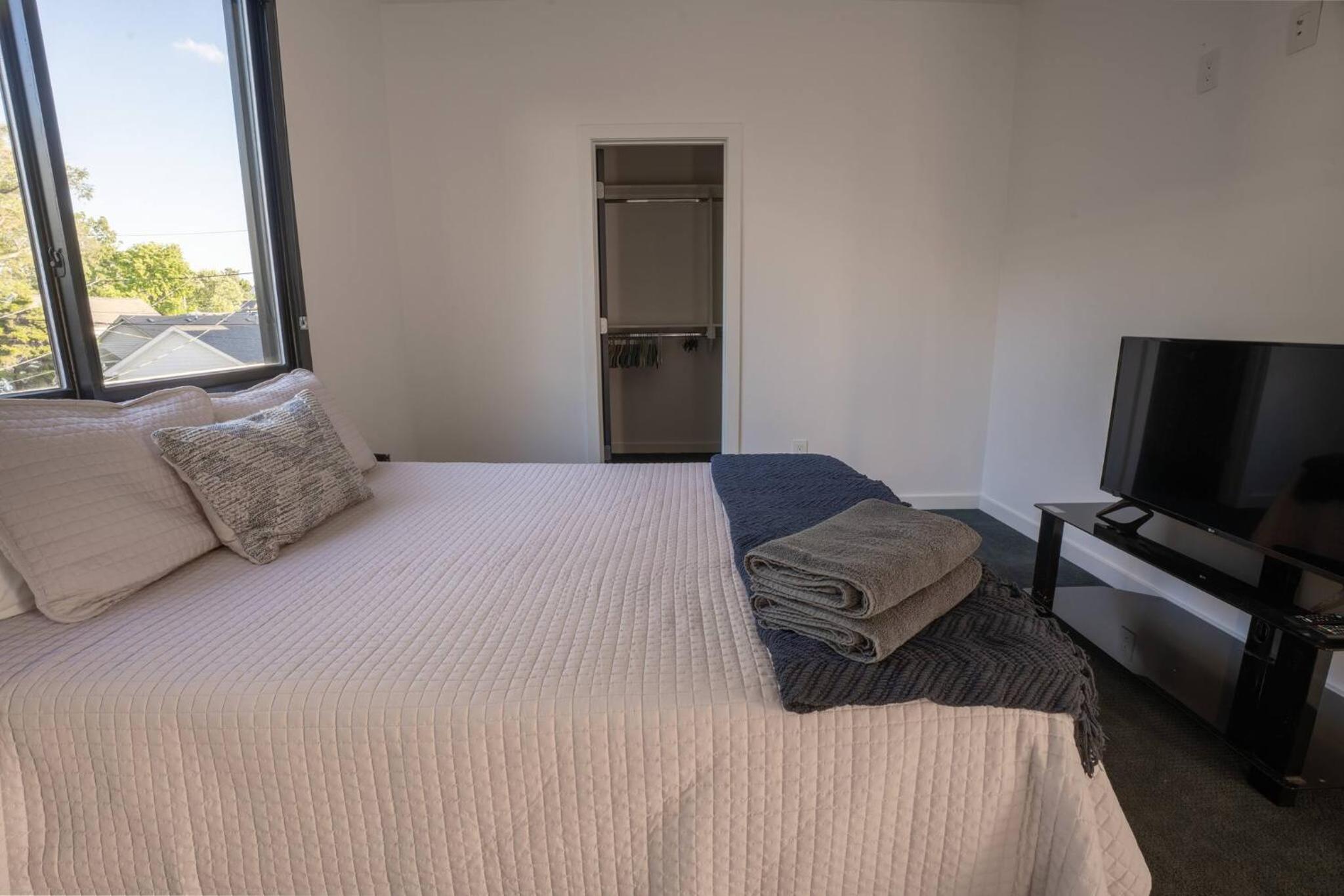 3 bed 3 bath Modern Luxury Home with Hot Tub and Rooftop Patio