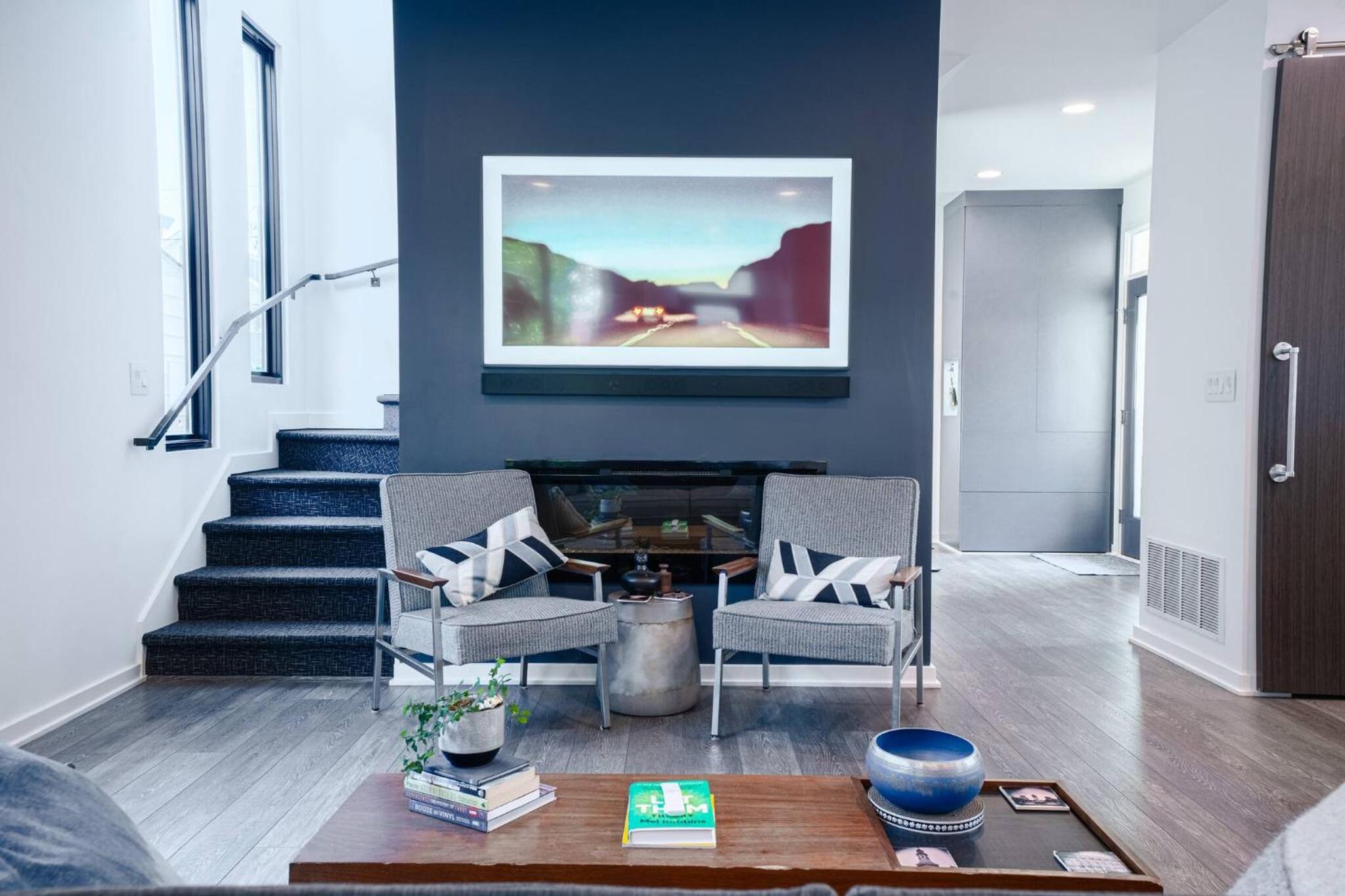 3 bed 3 bath Modern Luxury Home with Hot Tub and Rooftop Patio