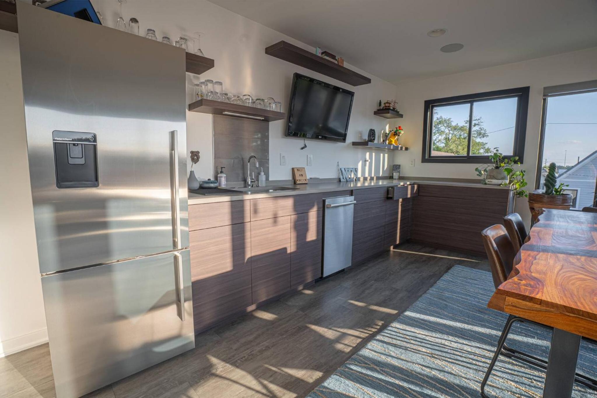 3 bed 3 bath Modern Luxury Home with Hot Tub and Rooftop Patio
