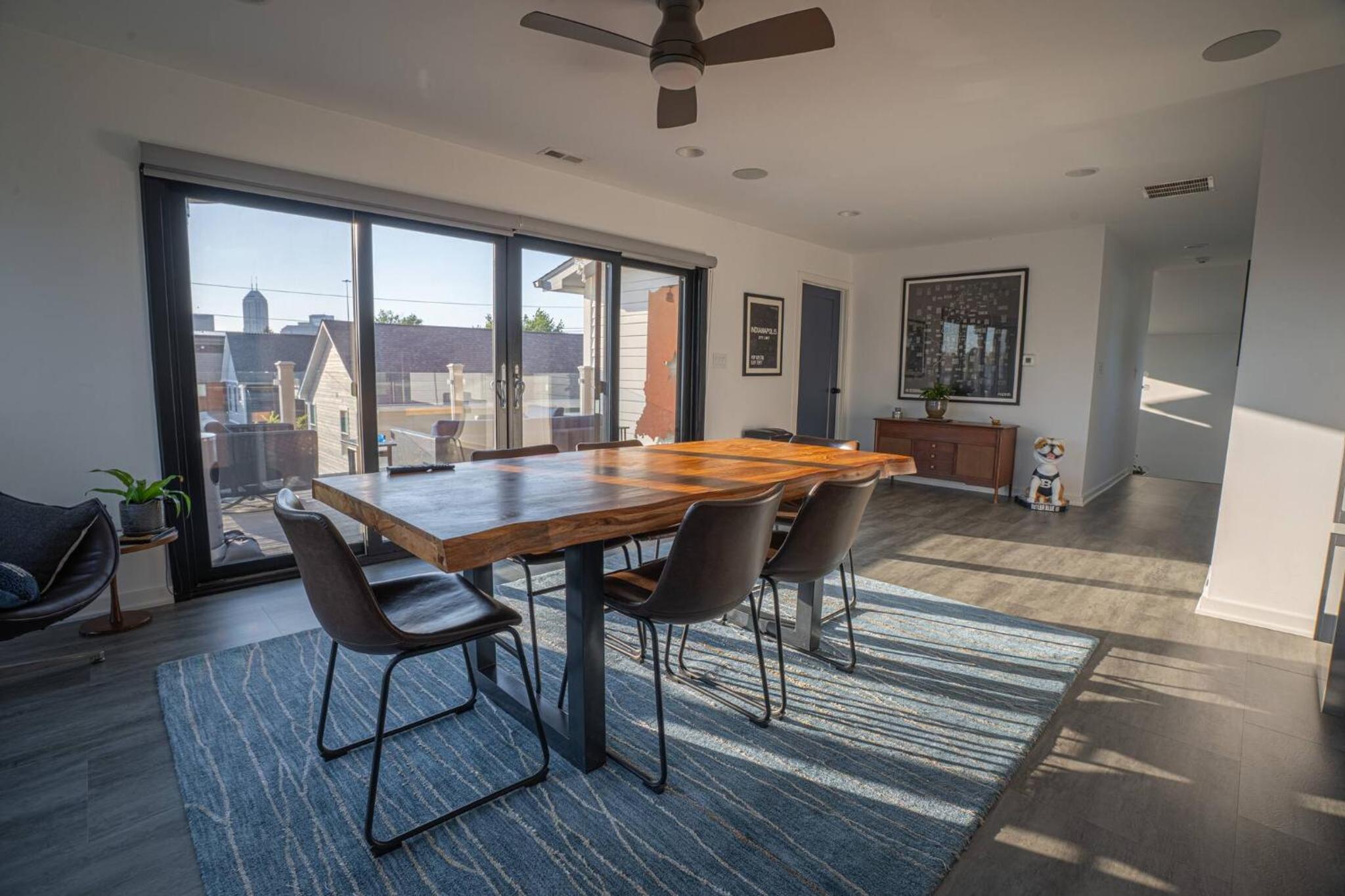 3 bed 3 bath Modern Luxury Home with Hot Tub and Rooftop Patio