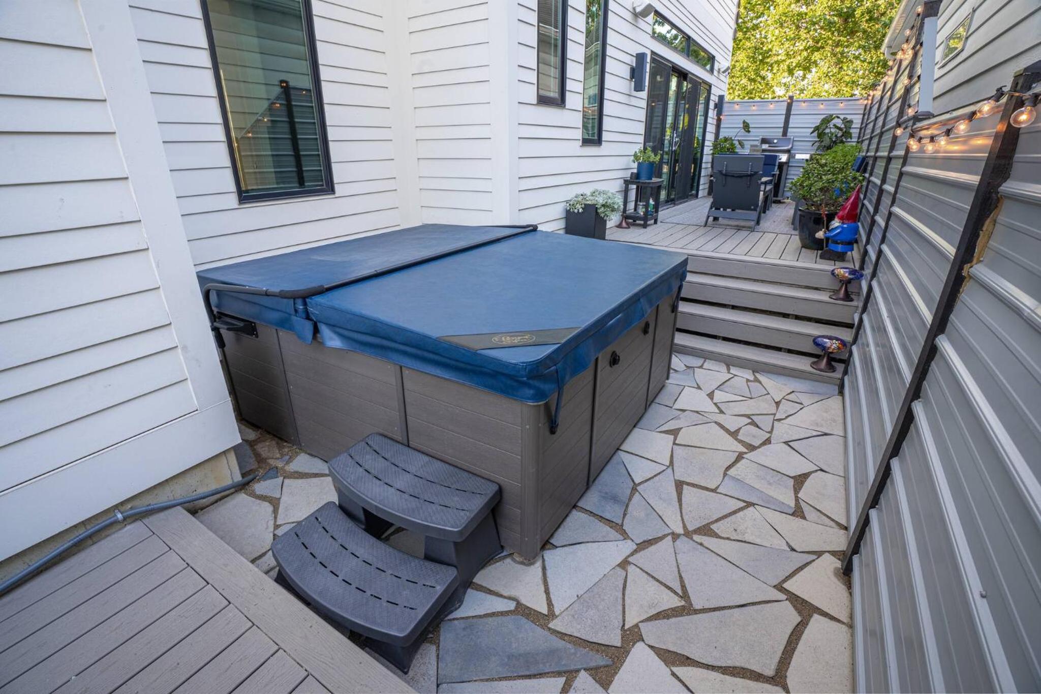 3 bed 3 bath Modern Luxury Home with Hot Tub and Rooftop Patio