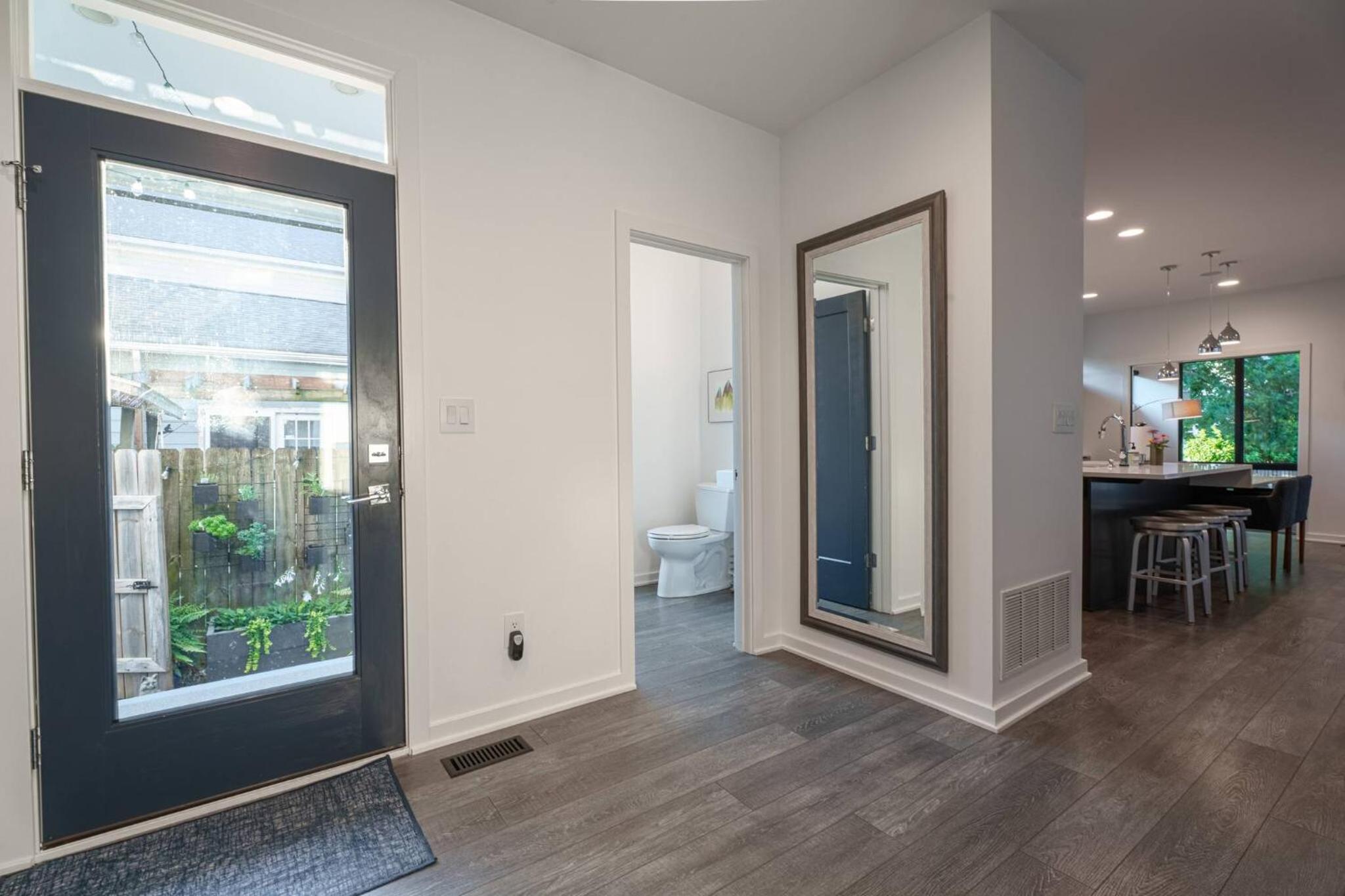 3 bed 3 bath Modern Luxury Home with Hot Tub and Rooftop Patio